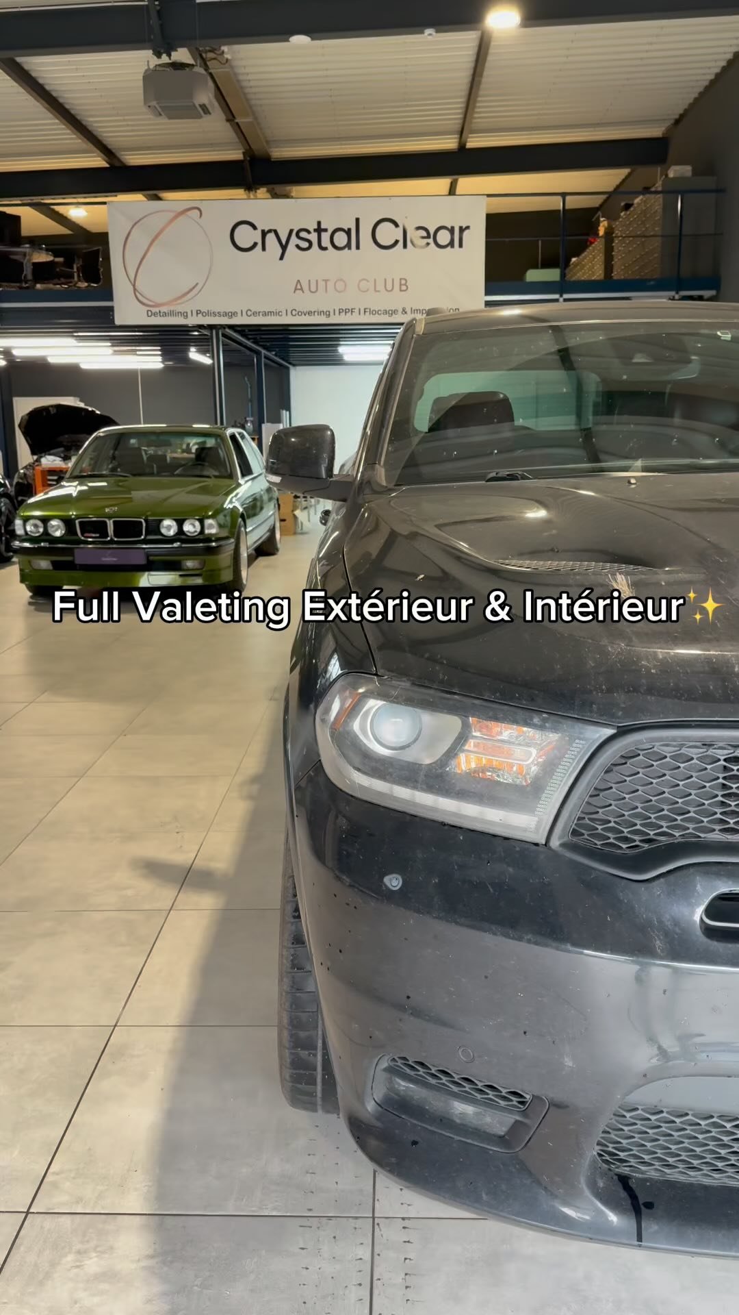 Crystal Clear Auto-Club : là où chaque détail compte ! Aujourd'hui, notre équipe s'est occupée d'un Dodge Durango SRT, pour un car valeting complet. 🧼✨ Ce monstre de puissance a été