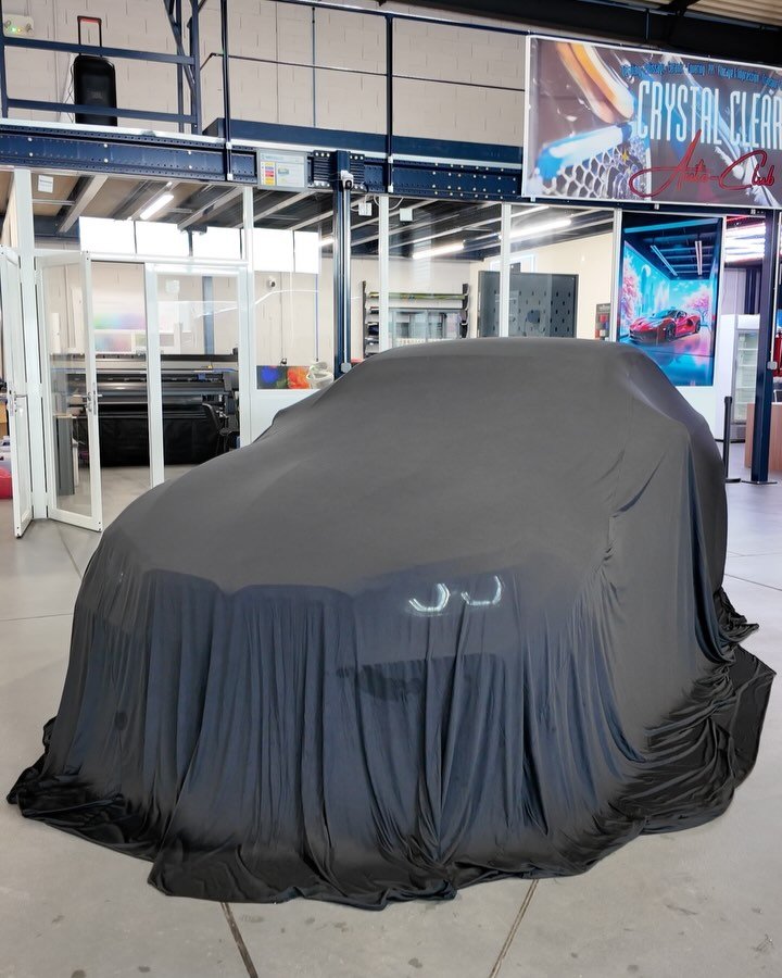 Nouvelle identité pour la M2 Competition de @5litrrres .
Chez Crystal Clear Auto Club International, nous avons transformé cette base blanche en une pièce unique grâce à la pose d'un covering complet noir satin