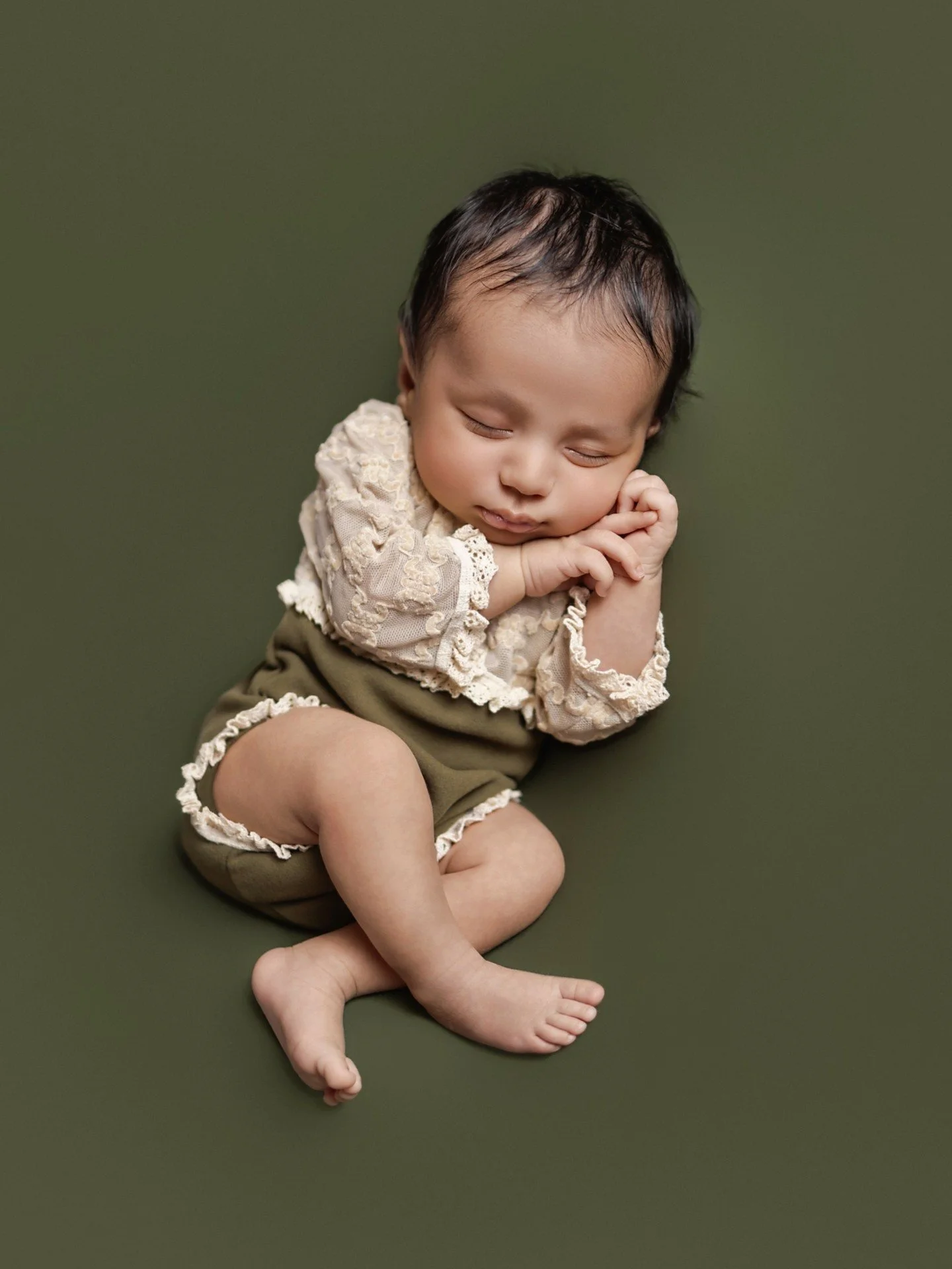 Perfectly curled up, fast asleep, and looking so peaceful. Sessions like this remind me how quickly these tiny details change.

#EdmontonNewbornPhotographer #YEGNewbornPhotography #YEGNewbornPhotographer #EdmontonPhotographer #YEGPhotographer #Edmont