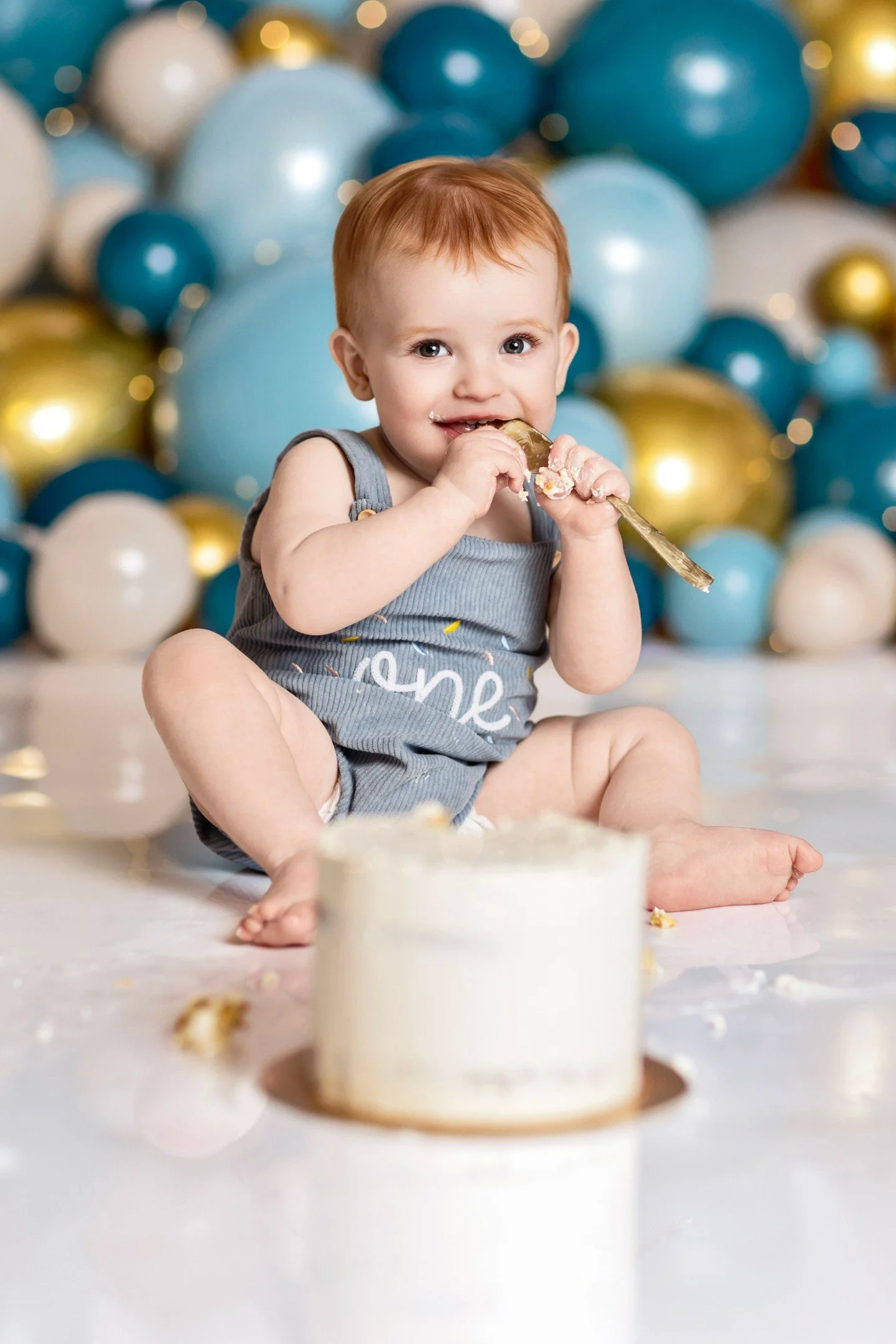 Turning ONE is a big deal&hellip; so of course it called for balloons, cake, and lots of giggles! 🥳💙💛 Loved celebrating B&rsquo;s first birthday back in April with this sweet and simple balloon arch theme. 🎂 

#CakeSmash #YEG #YEGphotographer #YE