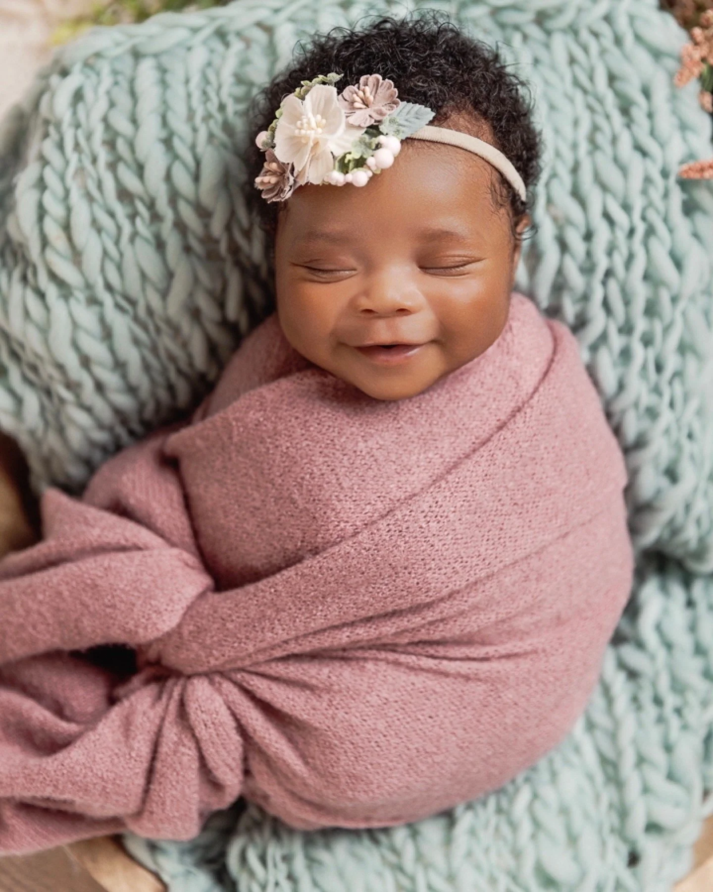Not every baby who comes into my studio is 4&ndash;14 days old. Sweet baby girl was almost 6 weeks and she was an absolute dream to photograph 💕
If you&rsquo;ve been wanting newborn photos but feel like you&rsquo;ve missed that &ldquo;ideal&rdquo; w