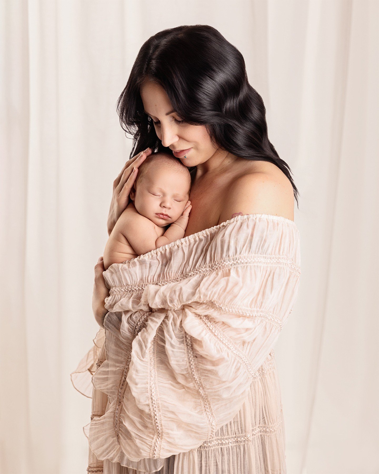 One of the reasons I love offering a client closet is how effortlessly it comes together on camera 🤍

This mama selected two pieces for her newborn session, and they paired so beautifully with these soft, intimate moments.

A little sneak peek while