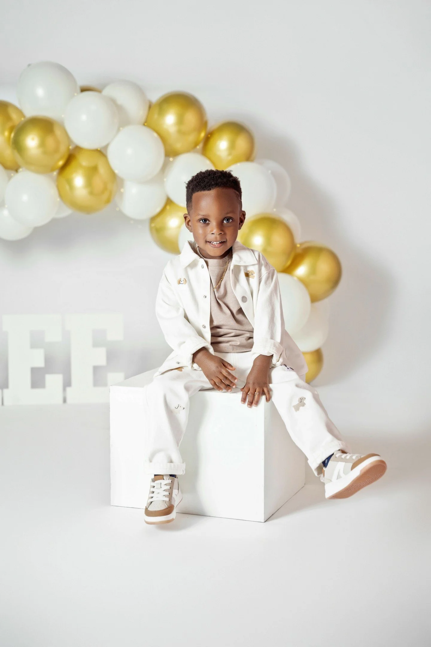 Little throwback to Mr N's birthday shoot 🎂🎈🎈 

*
*
*
*
*
#birthdayphotos #milestonephotography #birthdayphotoshoot #edmonton  #birthdaymilestone #yegcakesmashphotographer #familyphotographer #godox #canon #yegfamilyphotographer #yegmoms #edmonton