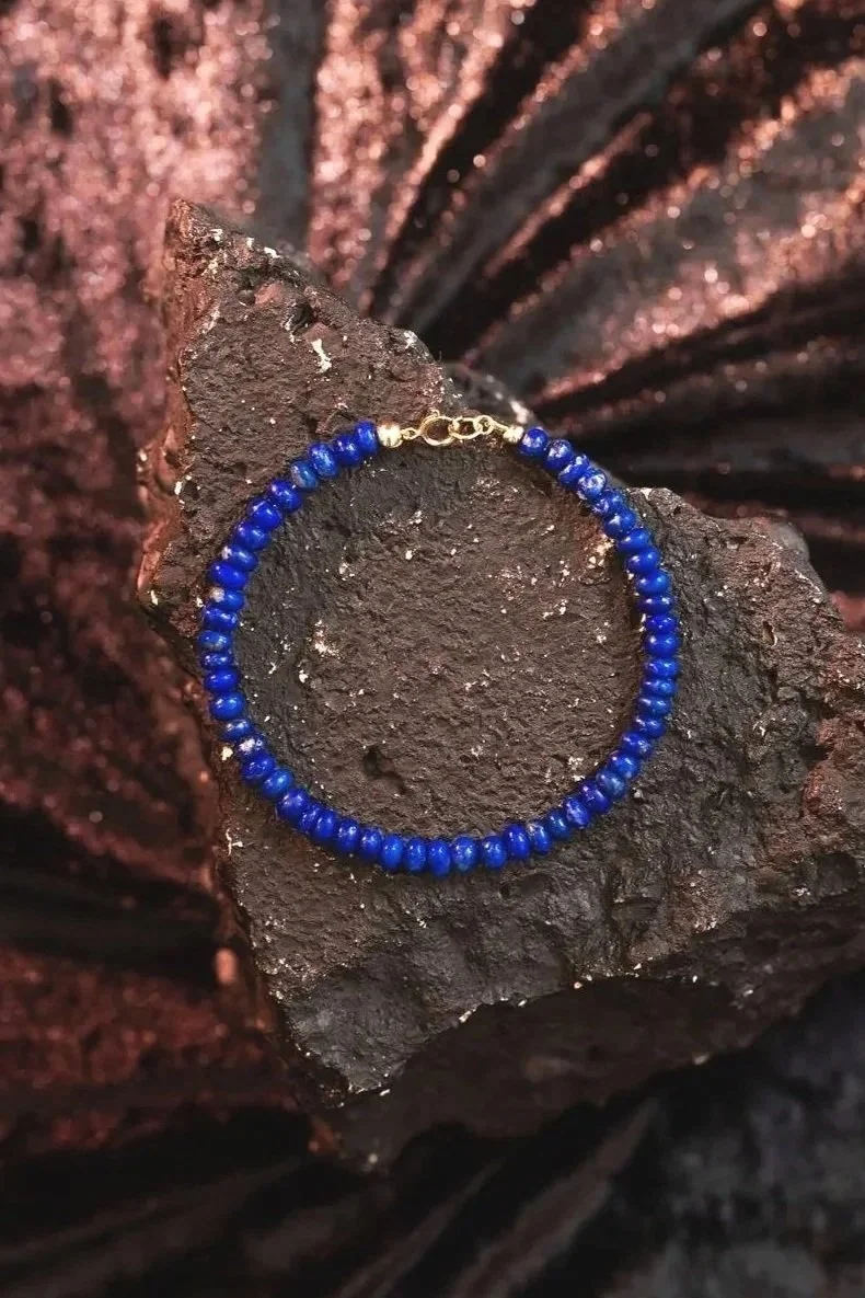 A versatile piece of jewellery, designed to wear with a business suit, summer dress or jeans and T Shirt.