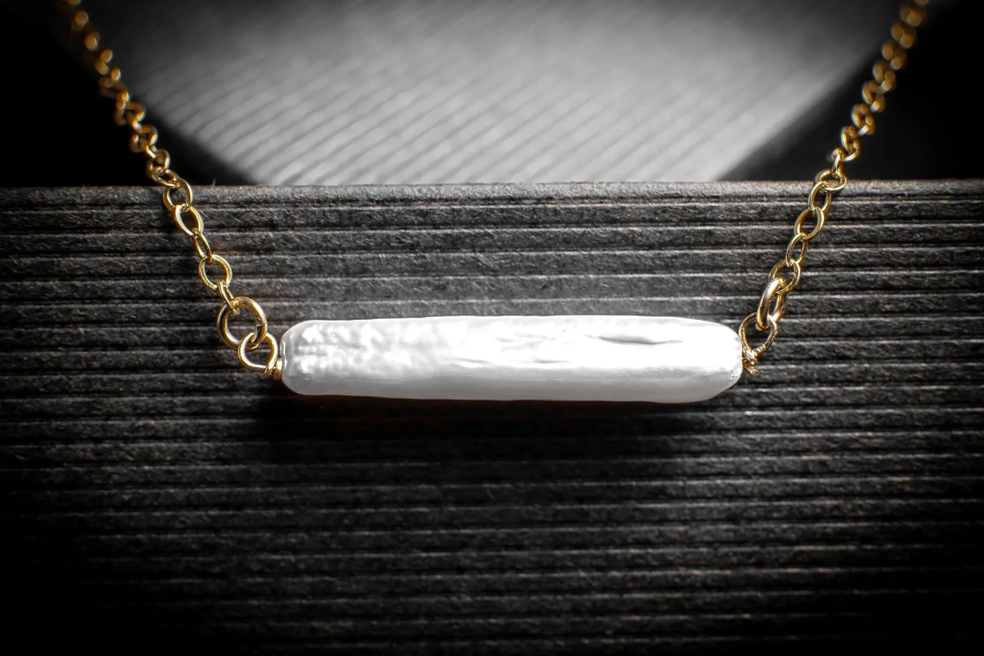 Suitable for any place and any time - sleek, elegant and trendy this stylish choker is distinctive.