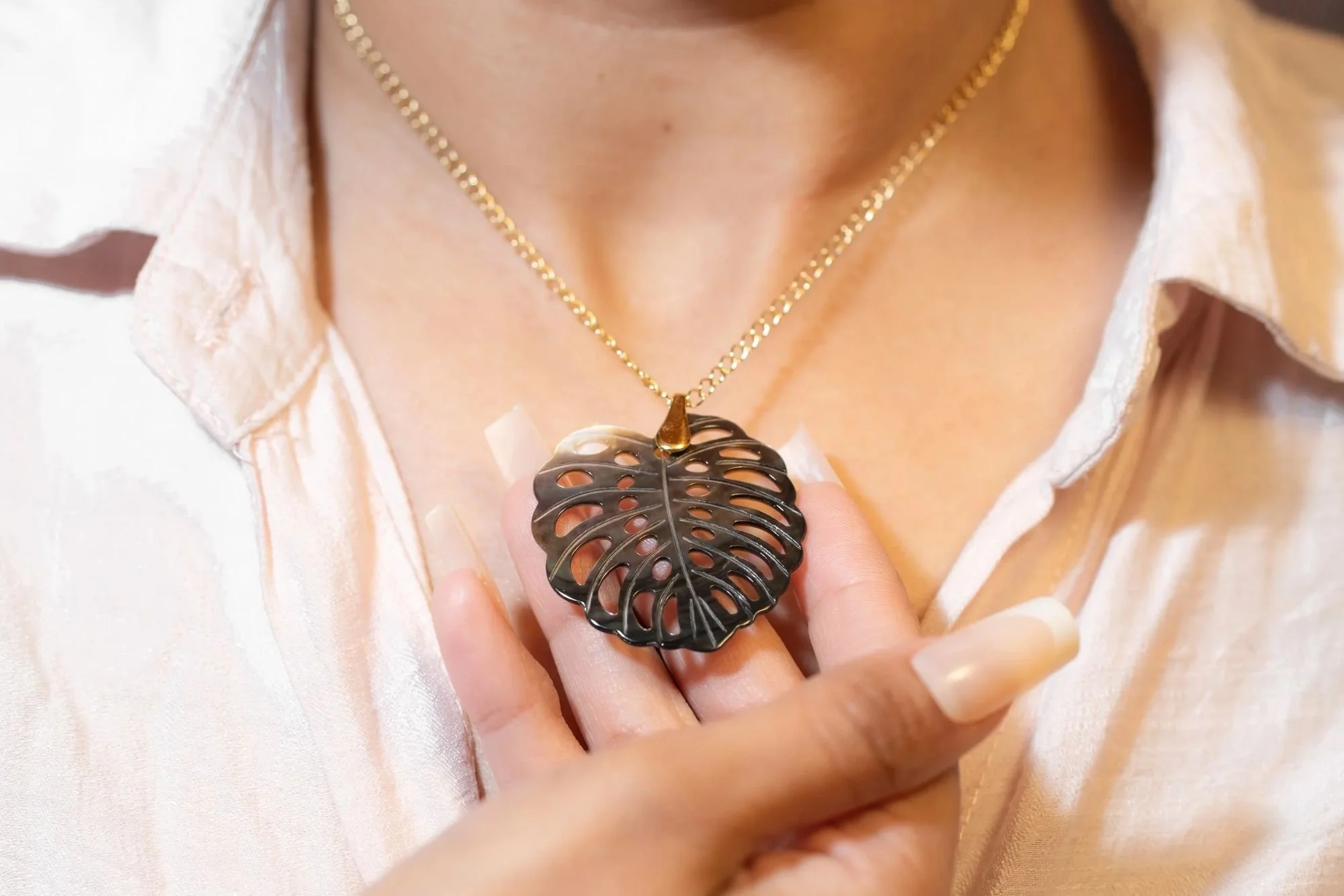 black_lip_mop_pendant_web.jpg