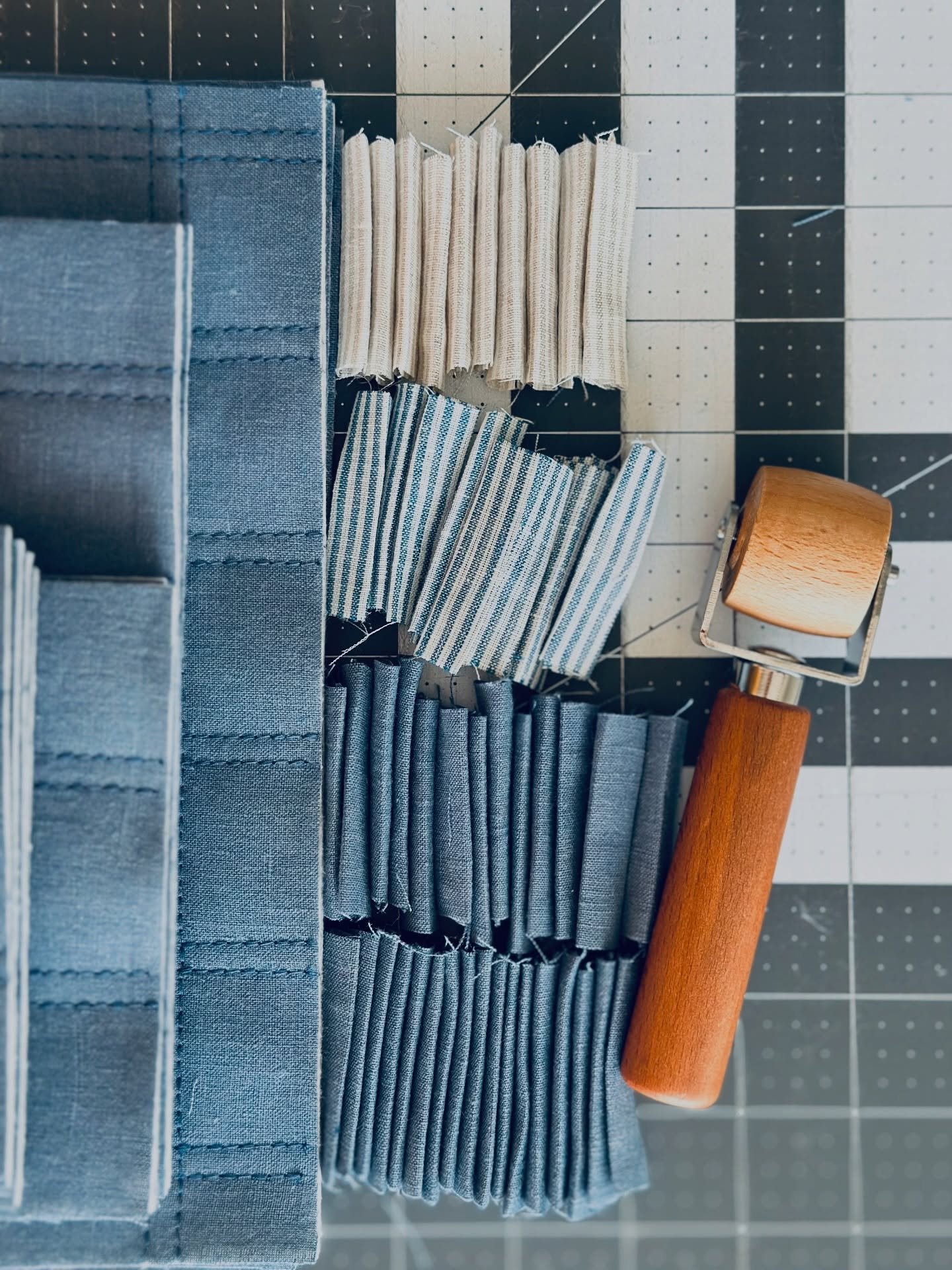three colorways are taking shape on the cutting mat this week. dusty blue linen, dusty blue ticking, and oat ticking. small batches, handmade slowly. coming soon.

#woodandthreadsbyjen #quiltedpouch #tickingstripe #slowmade #handmadeincalifornia