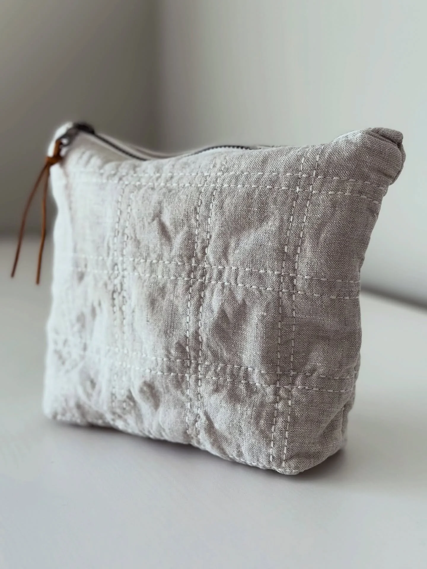 New this week. Quilted linen pouches in oat, dropping Friday in the shop and Etsy. The lining might be my favorite part. Choose the patchwork or keep it simple with solid cotton.

#woodandthreads_byjen #quiltedpouch #zipperpouch  #linenpouch #smallba