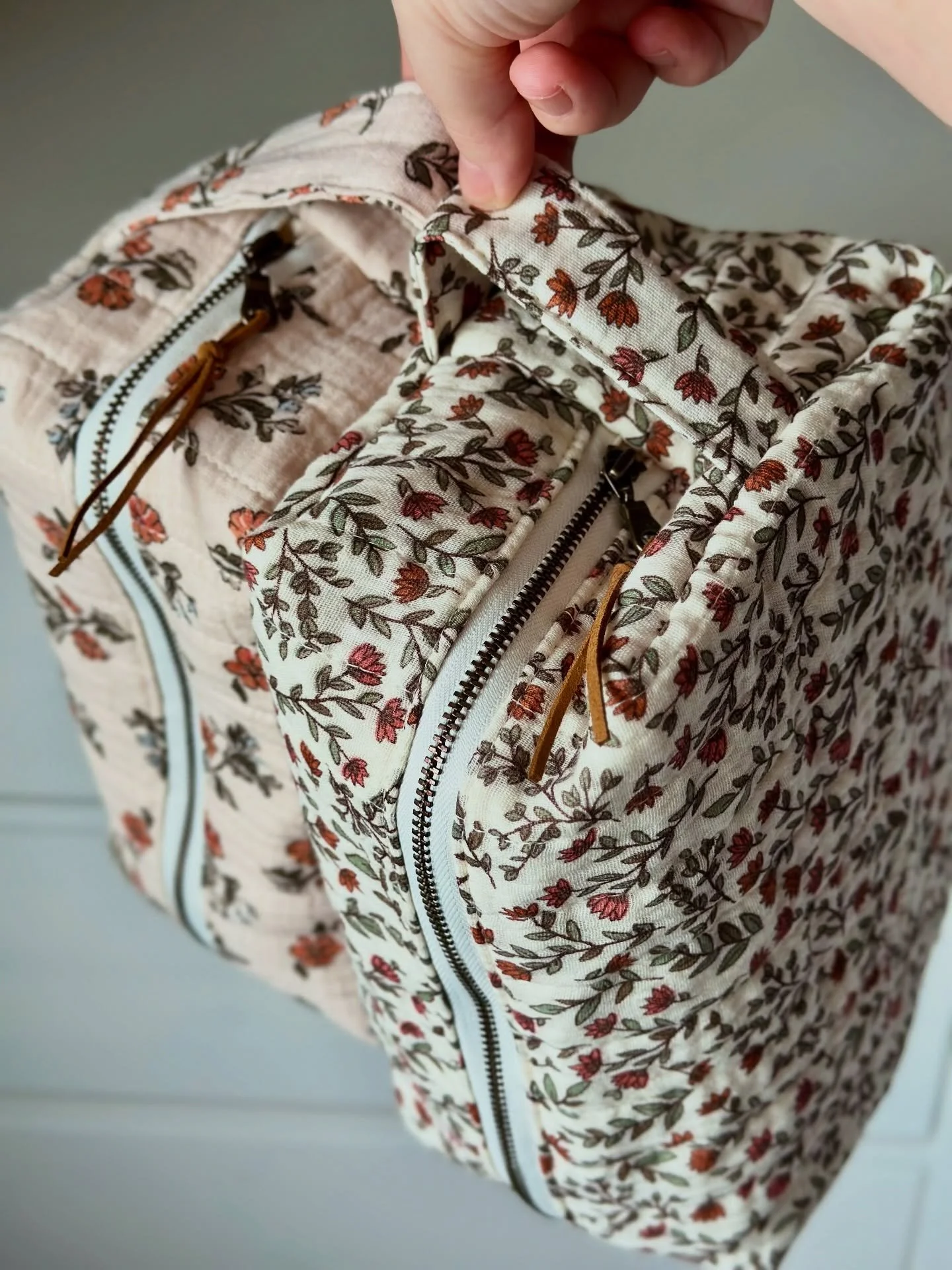 I added a handle to the boxy pouch in El &Uacute;ltimo Jard&iacute;n and Flor de Tierra y Cielo. Available in small, medium, and large. These are my last ones from both collections.

#woodandthreads_byjen #boxypouch #boxybag #quiltedbag #zipperpouch