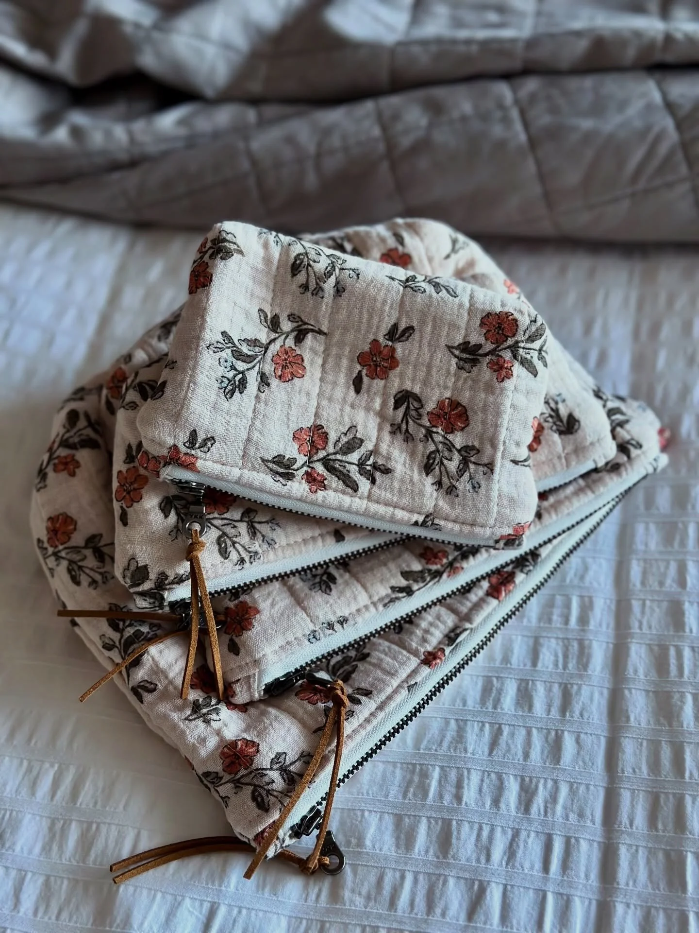 Flor de Tierra y Cielo pouches are here. Quilted double gauze, soft florals, leather pulls &mdash; available in four sizes. Links in bio.

#quiltedbag #zipperedpouch #handmadebag #smallbatchhandmade #doublegauze