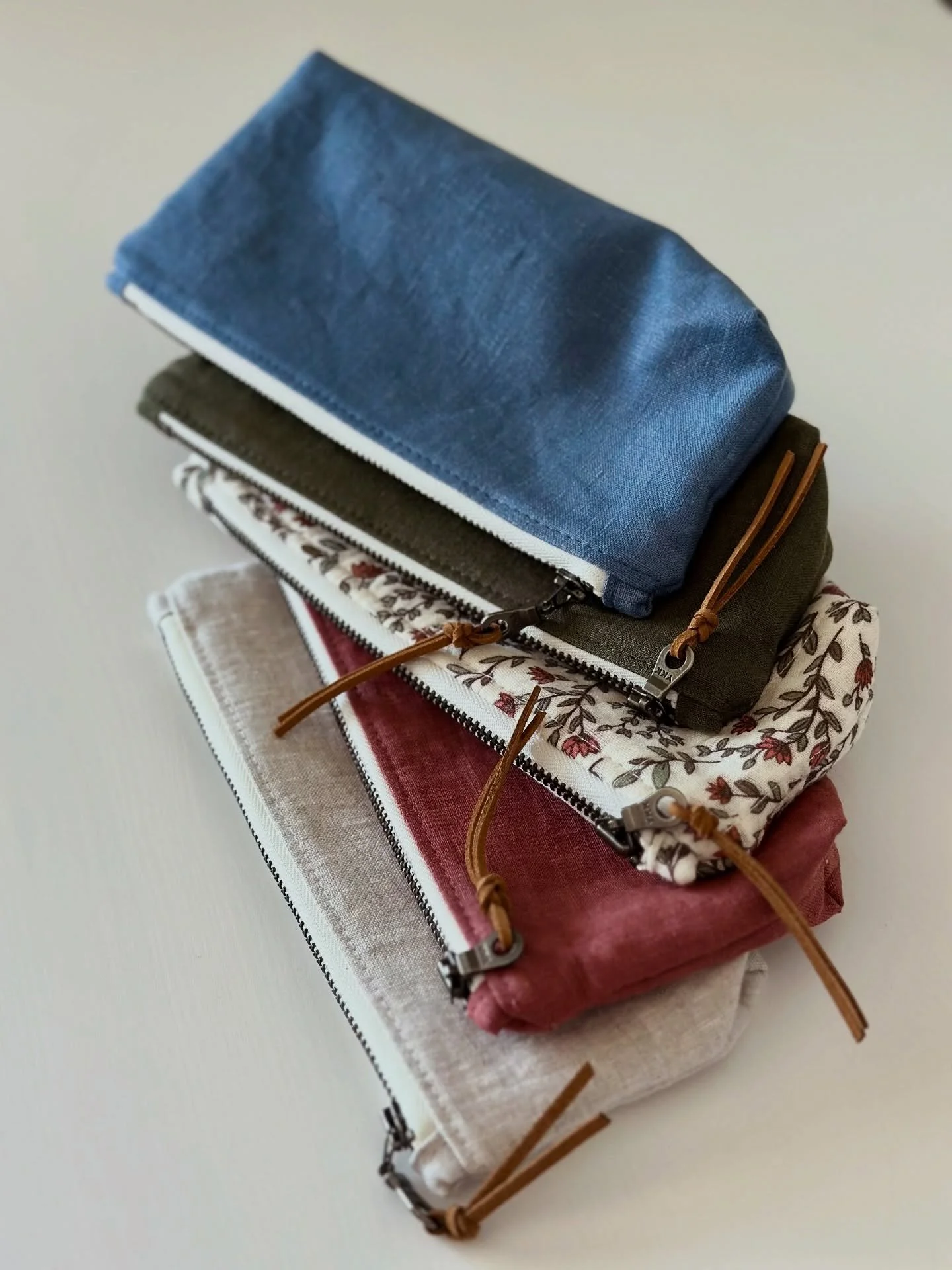 The Olive Linen Collection restocks and the Dusty Blue Linen Collection returns in more sizes. Link in bio.

#woodandthreadsbyjen #linenpouch #handmadebag #zipperpouch #slowstitch