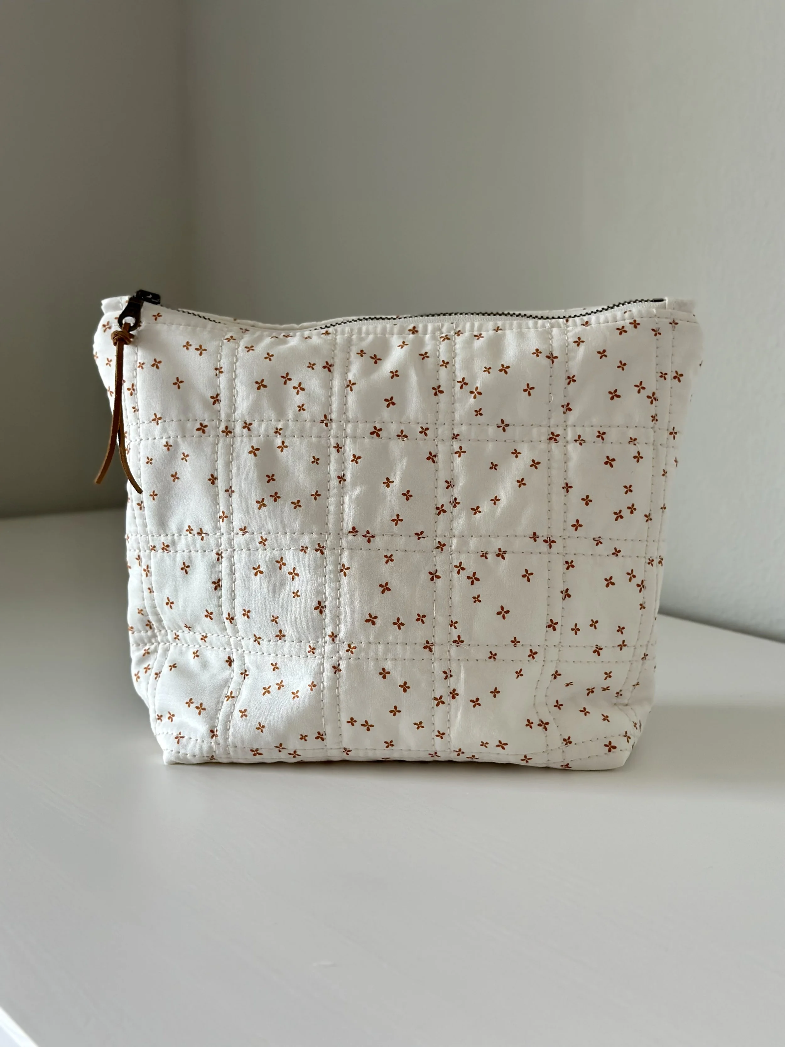 Tiny Rust Flowers Quilted Zipper Bag - Large