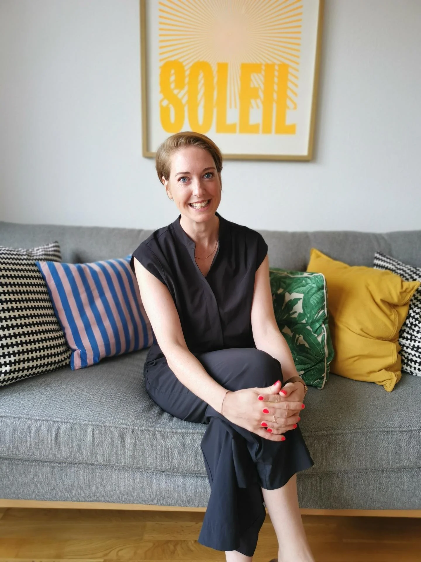 Iris sitzend auf einem Sofa, Interieur Design, Kissen, Designerwohnung