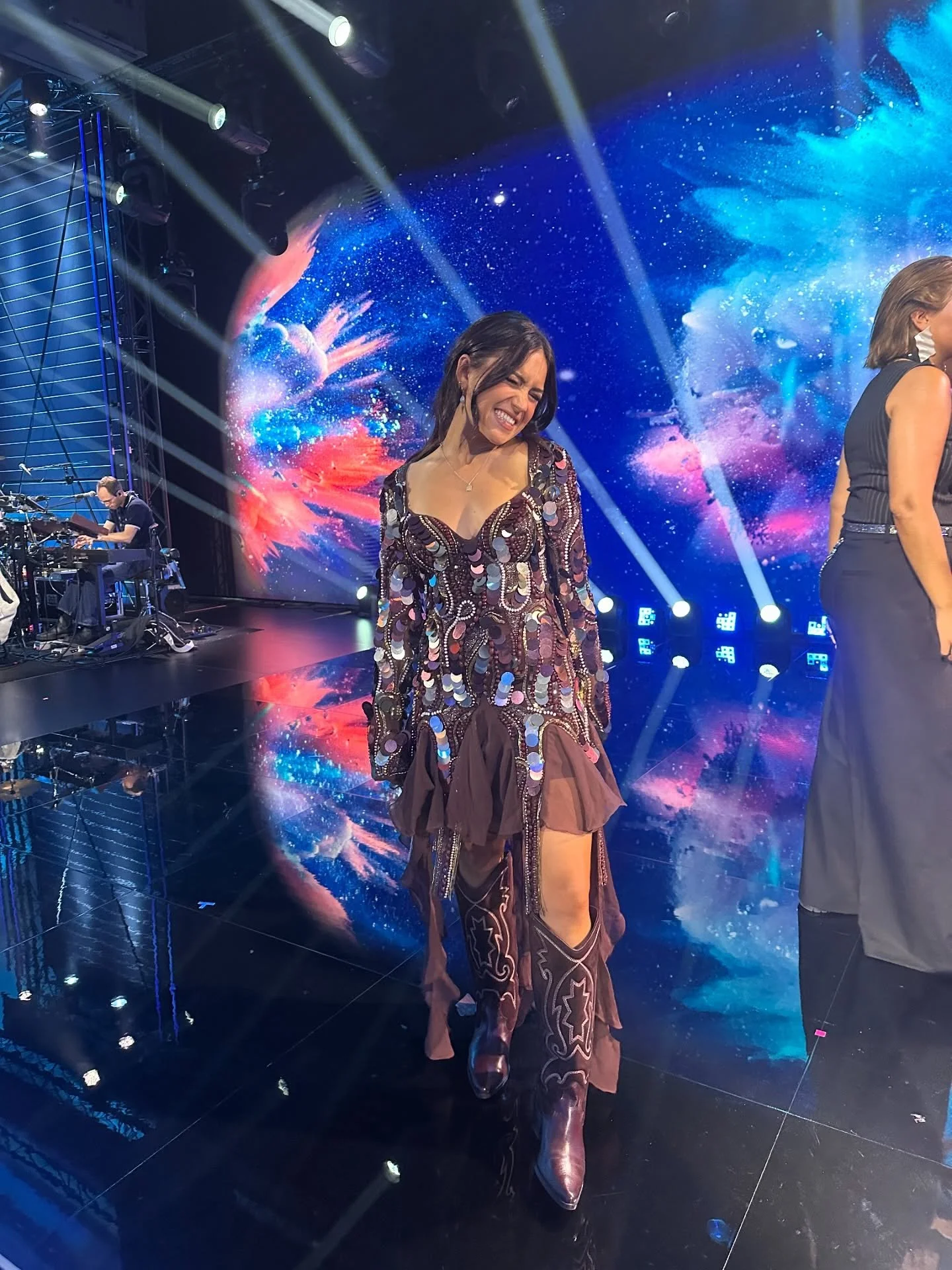 tusen tack f&ouml;r att jag f&aring;r g&ouml;ra det h&auml;r n&auml;sta l&ouml;rdag igen🩷lyckligast n&auml;r jag st&aring;r p&aring; scen o &auml;nnu lyckligare n&auml;r s&aring; m&aring;nga av mina n&auml;rmaste o k&auml;raste reste fr&aring;n n&au