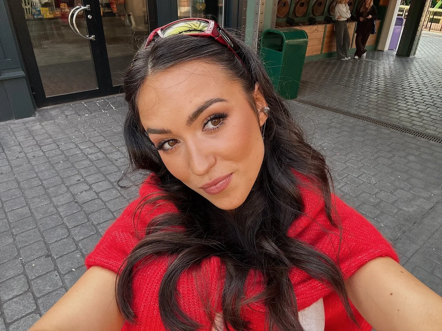 SATURDAY which means @tv4idol 🪩🤍 idag blir det l&aring;tar p&aring; svenska, hoppas ni kollar o ni f&aring;r j&auml;&auml;tteg&auml;rna r&ouml;sta (sms, ring, eller gratis i TV4 Play appen) om ni vill. so happii och tacksam att jag f&aring;r g&ouml