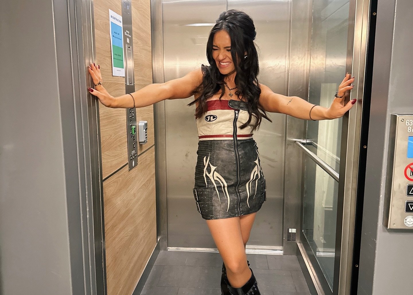 saturday ❤️&zwj;🔥
tusen tack @jaysmithofficial f&ouml;r duetten!!!

surrounded by great people and great music 

styled by @monikakichau 
makeup @jenniferposth 
hair @lovinasmakeup 
pics @moments.by.nathalie @nathalieulindercuti 
@tv4idol 
tack till