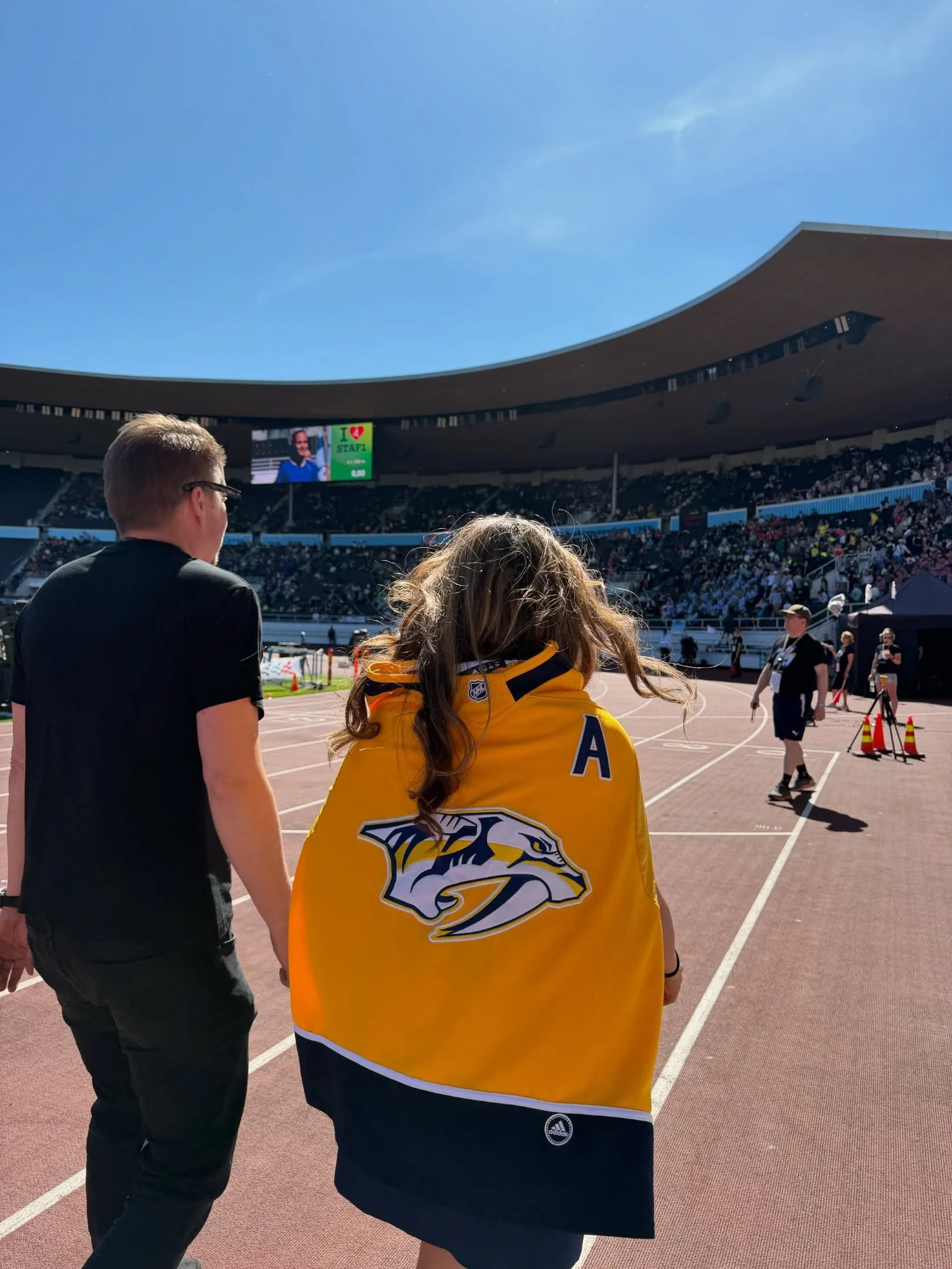 first time singing in a stadium my goodness !!! tack @stafettkarnevalen_officiell 💙💙