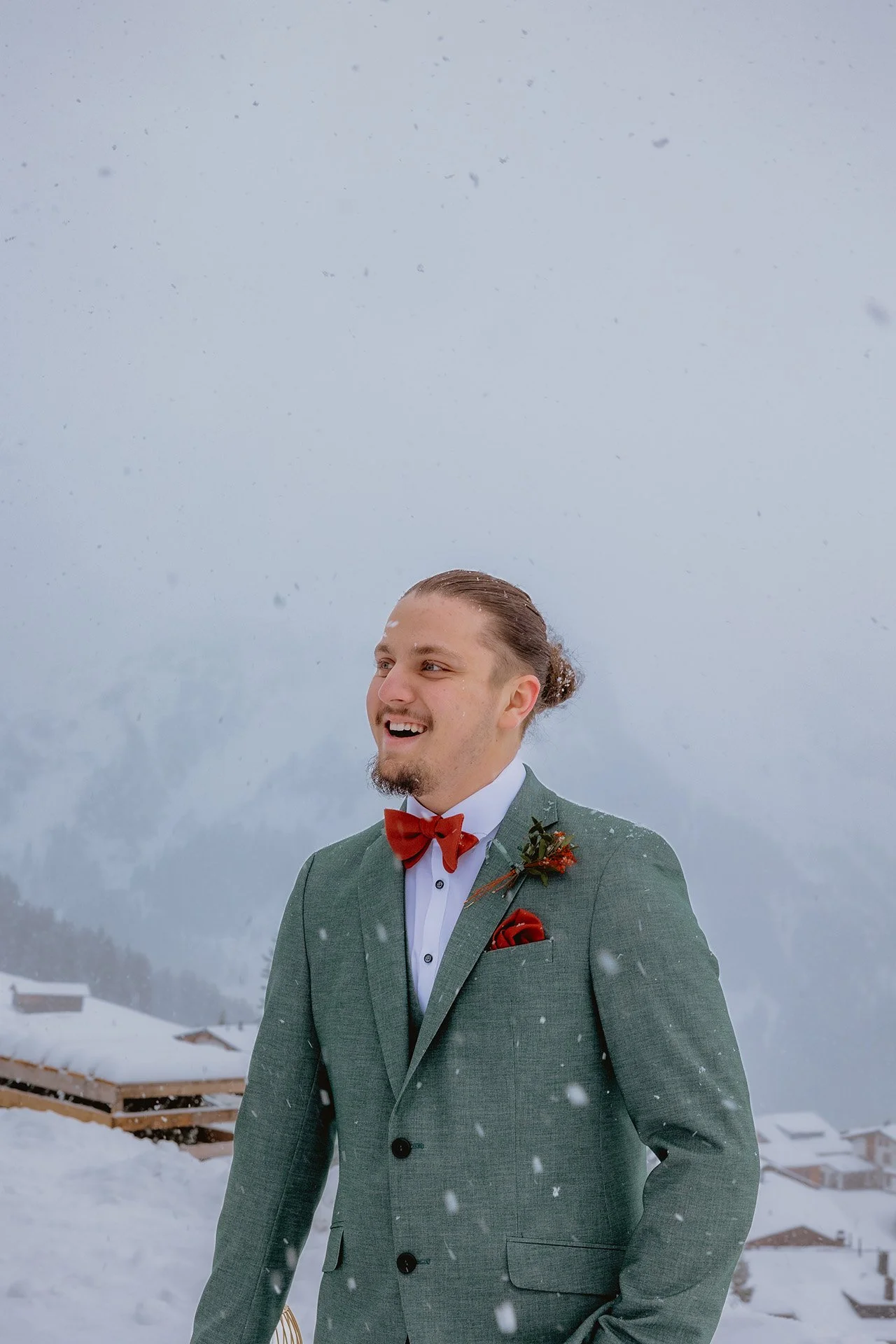 ehemann-bei-freier-trauung-lachend-im-Schnee.jpg