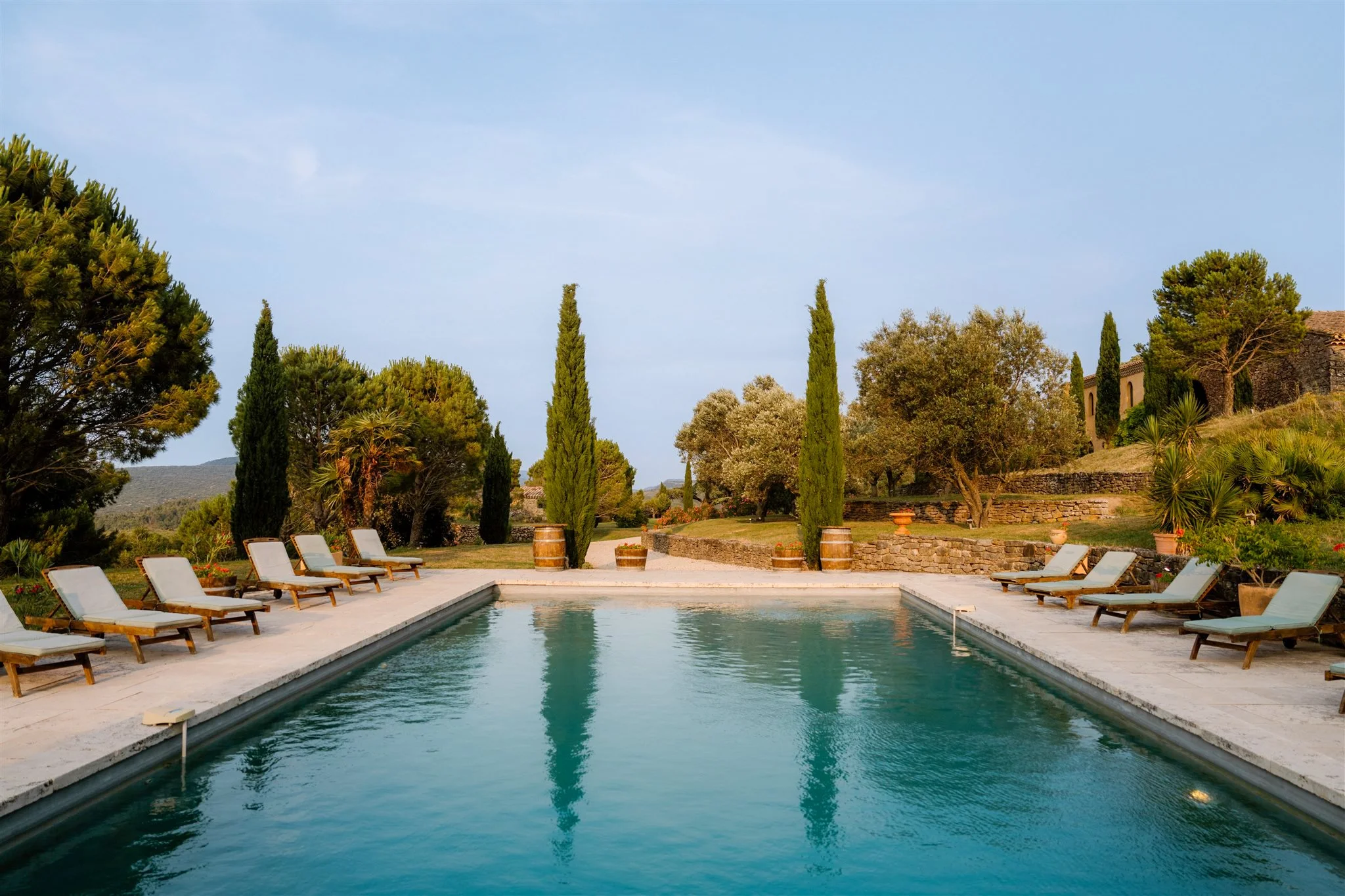Piscine et pool house au Domaine de la Vène, domaine privé exclusif près de Carcassonne