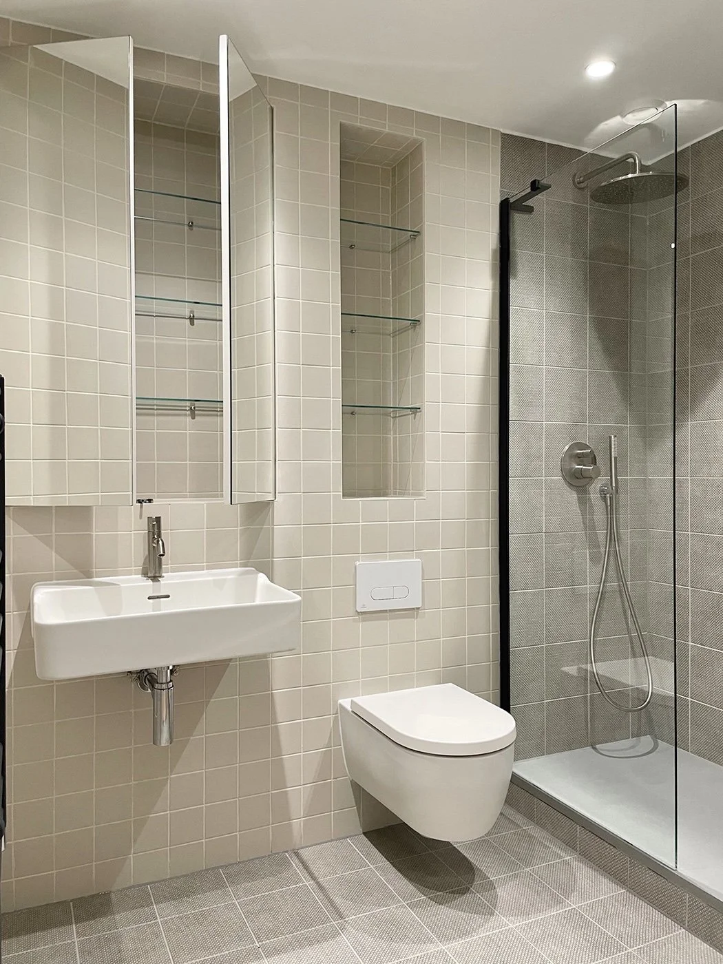 1 Large bahroom Bloomsbury.jpeg