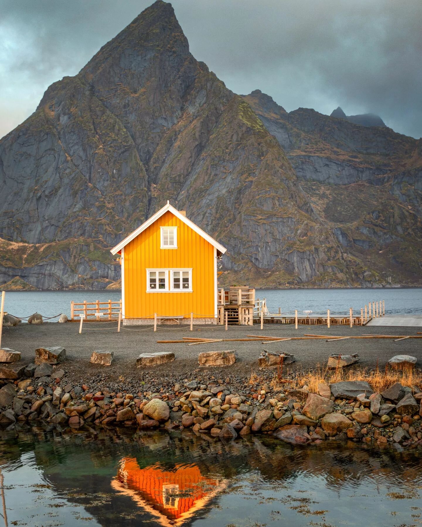 Lofoten's iconic fishing villages, where vibrant red and yellow cabins dot the coastline, offering a picturesque glimpse into Norway's coastal heritage ❤

#norway🇳🇴 #norwaytravel #visitnorway #lofotenonly #lofotenislands #visitlofotenislands #trave