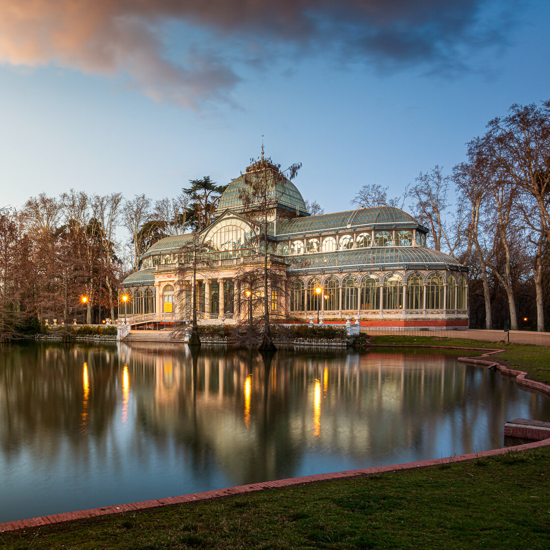 &quot;El Palacio de Cristal es una estructura de metal y cristal situado en el parque del Retiro de la ciudad espa&ntilde;ola de Madrid. Fue construido en 1887 con motivo de la Exposici&oacute;n General de las Islas Filipinas, y es un ejemplo destaca