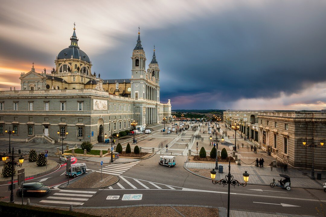 &quot;La Santa Iglesia Catedral Metropolitana de Santa Mar&iacute;a la Real de la Almudena (a la izquierda), conocida simplemente como catedral de la Almudena,​ es una catedral de culto cat&oacute;lico, dedicada a la Virgen Mar&iacute;a bajo la advoc