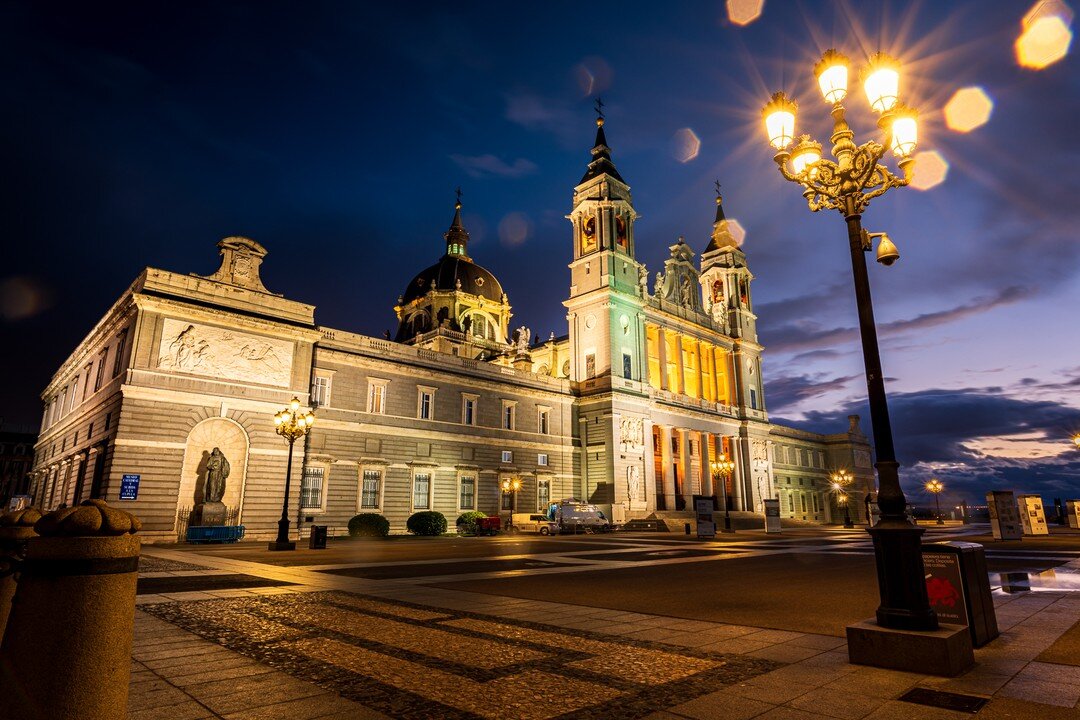 After the rain - &quot;La Santa Iglesia Catedral Metropolitana de Santa Mar&iacute;a la Real de la Almudena (a la izquierda), conocida simplemente como catedral de la Almudena,​ es una catedral de culto cat&oacute;lico, dedicada a la Virgen Mar&iacut