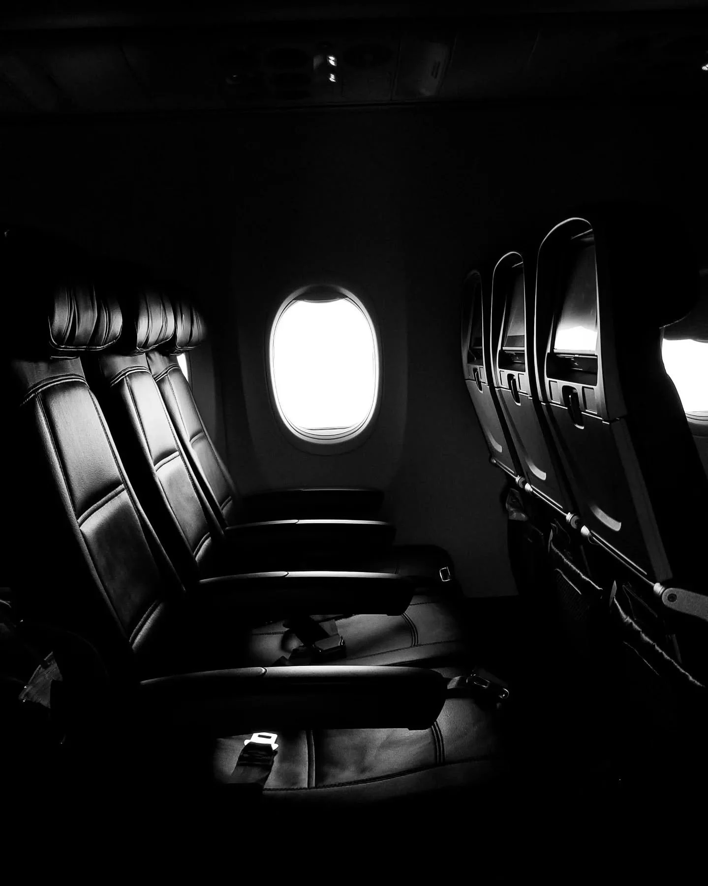 Who gets the middle seat arm rests?