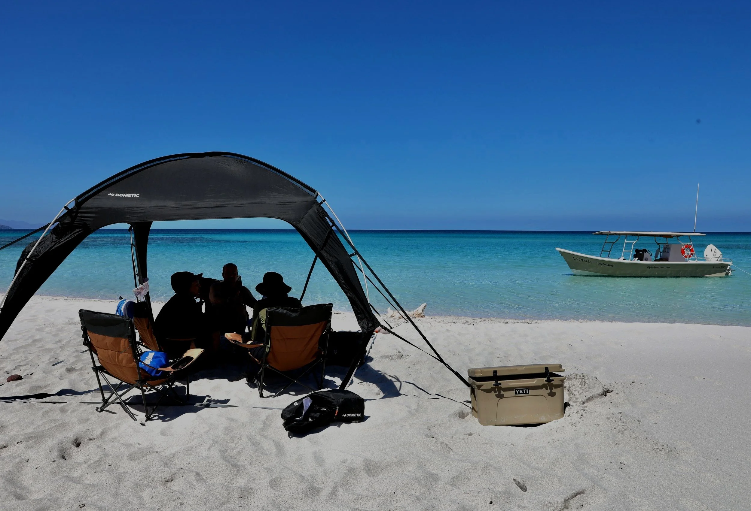 Mesa para almorzar en la playa preparada por Baja Adventures en las costas de arena blanca de la isla Coronados, en el Parque Nacional de la Bahía de Loreto, Baja California Sur, México.