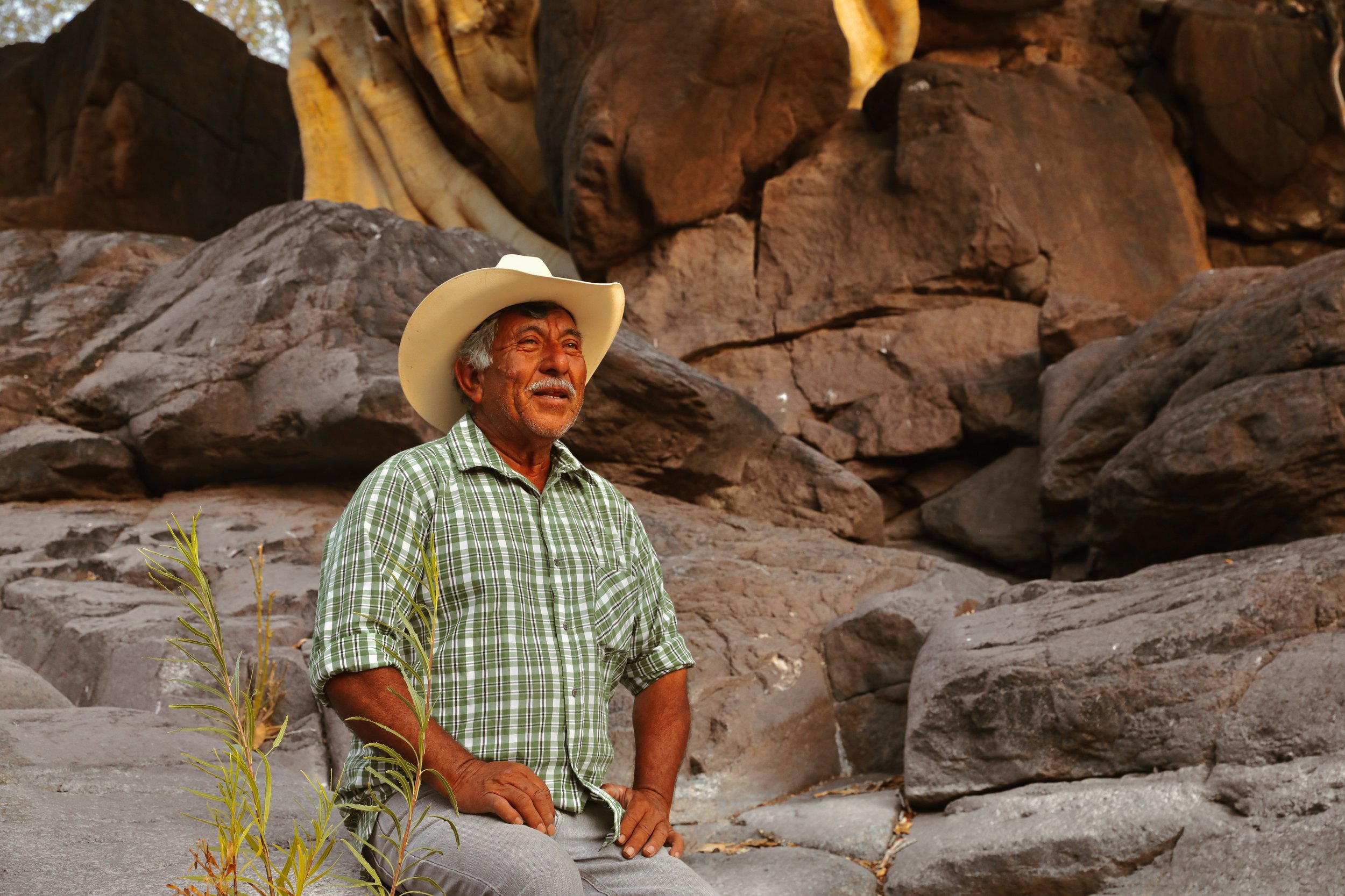 La cultura ganadera tradicional y el estilo de vida rural en la Sierra de la Giganta, cerca de la Misión de San Javier, en Loreto, Baja California Sur (México), donde se ponen de relieve el patrimonio local y las tradiciones de la comunidad durante una expedición cultural organizada por Baja Adventures.