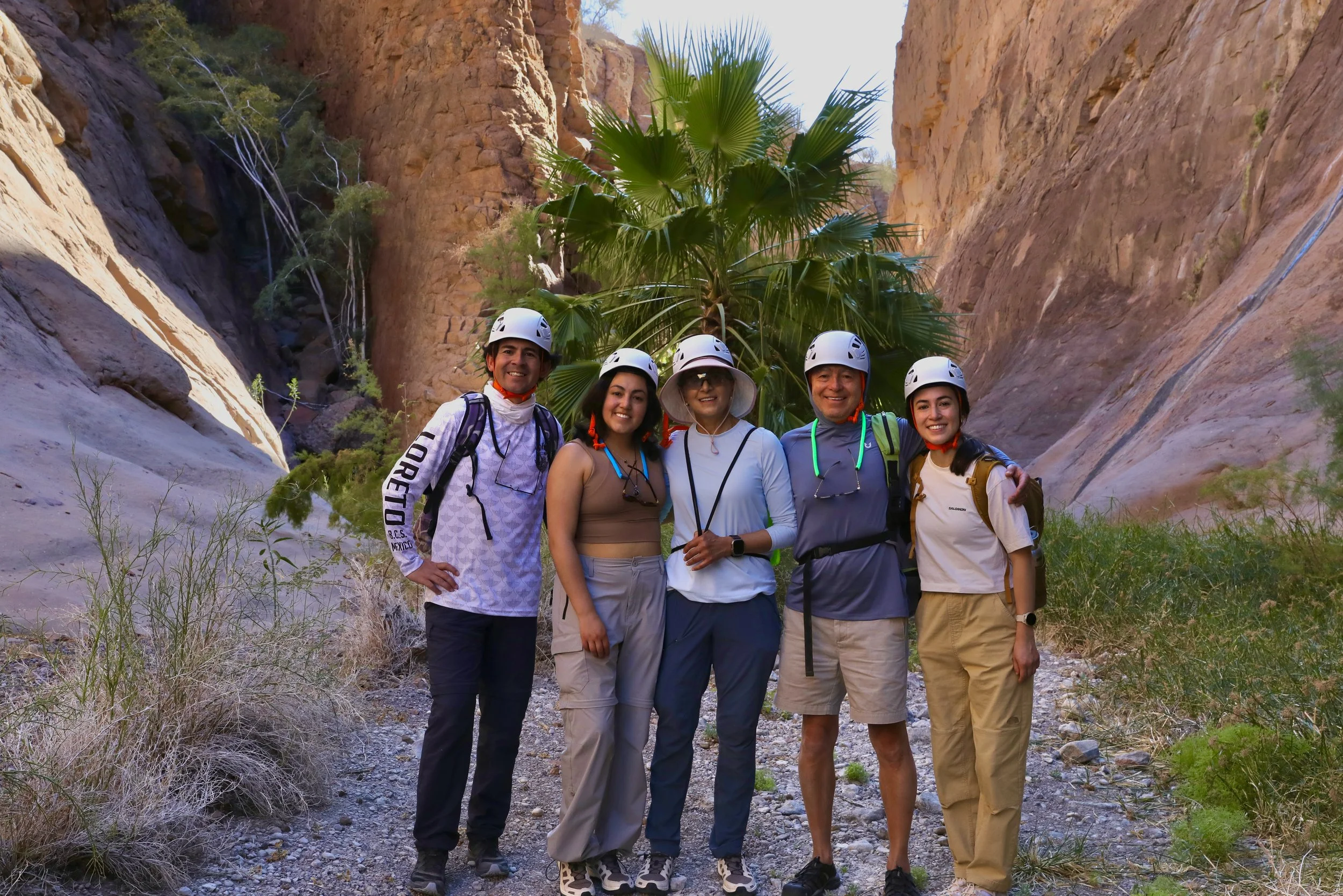 Aventura de senderismo guiada por el cañón, a través de los espectaculares paisajes desérticos y los senderos rocosos de la Sierra de la Giganta, en Loreto, Baja California del Sur, México.