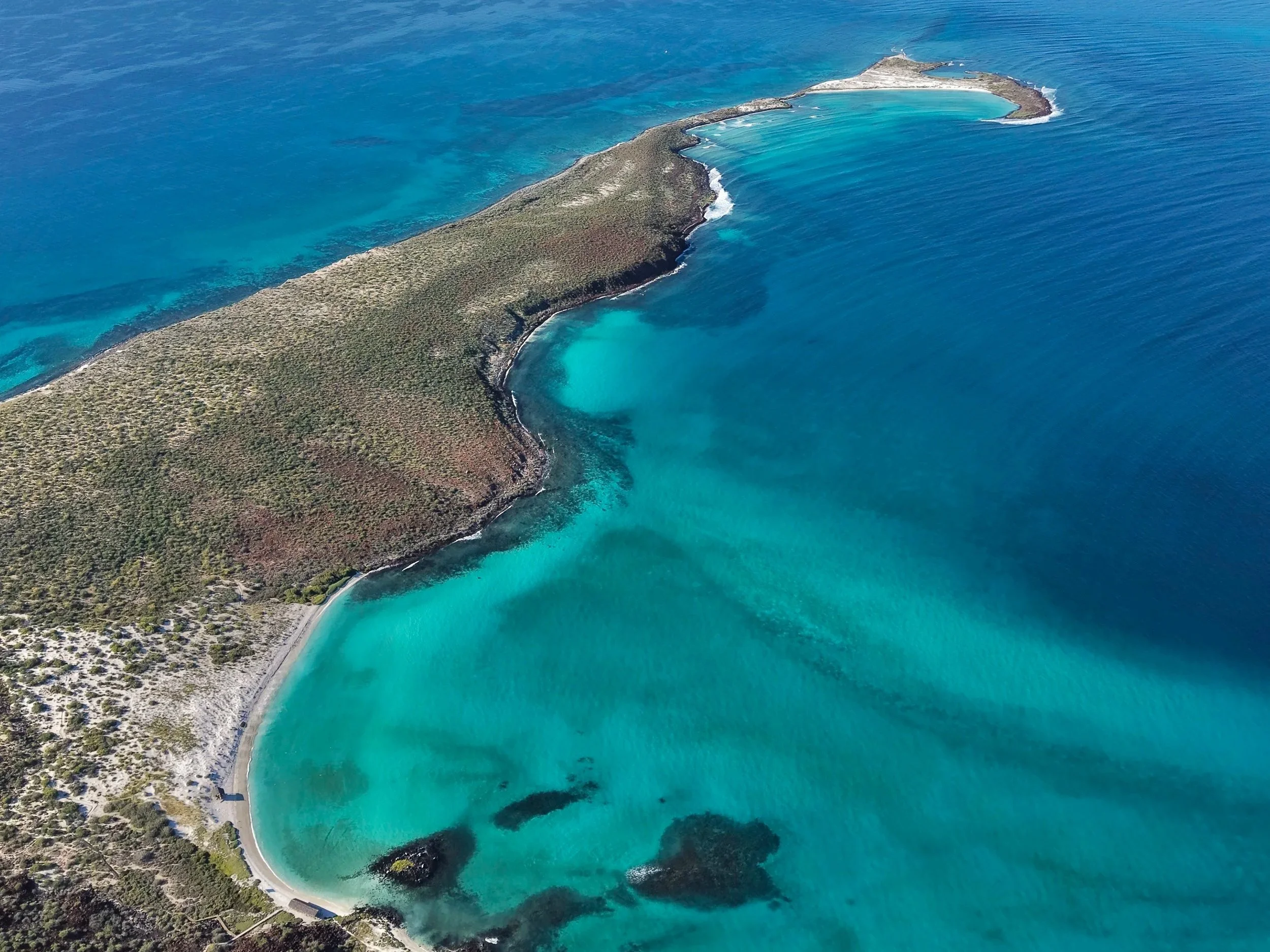 Aguas turquesas, playas de arena blanca y la costa volcánica de la isla de Coronados, en el Parque Nacional de la Bahía de Loreto, Baja California Sur, México