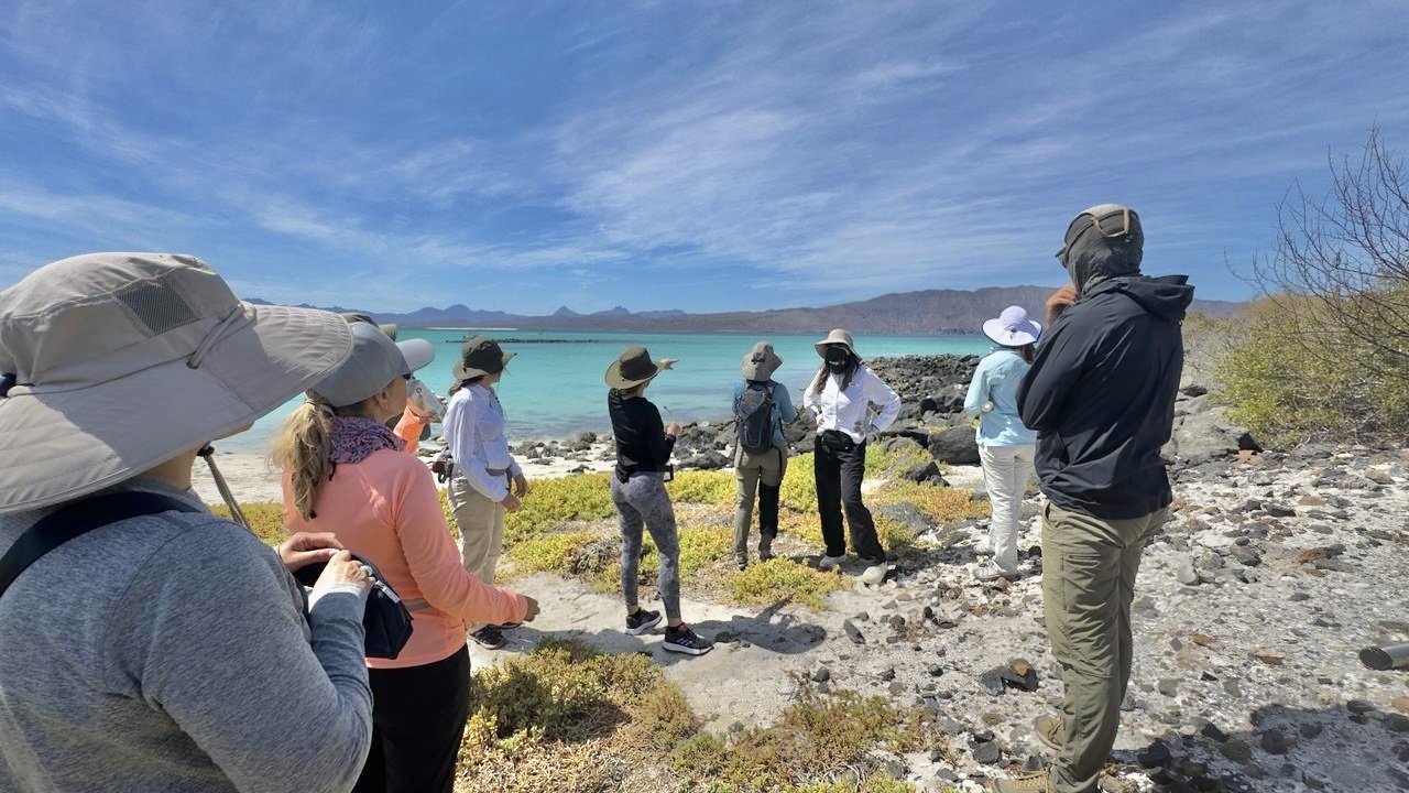 Amplia vista panorámica de las formaciones volcánicas y la escarpada costa de la isla de Coronados, rodeadas por las aguas azules del mar de Cortés, cerca de Loreto (México).
