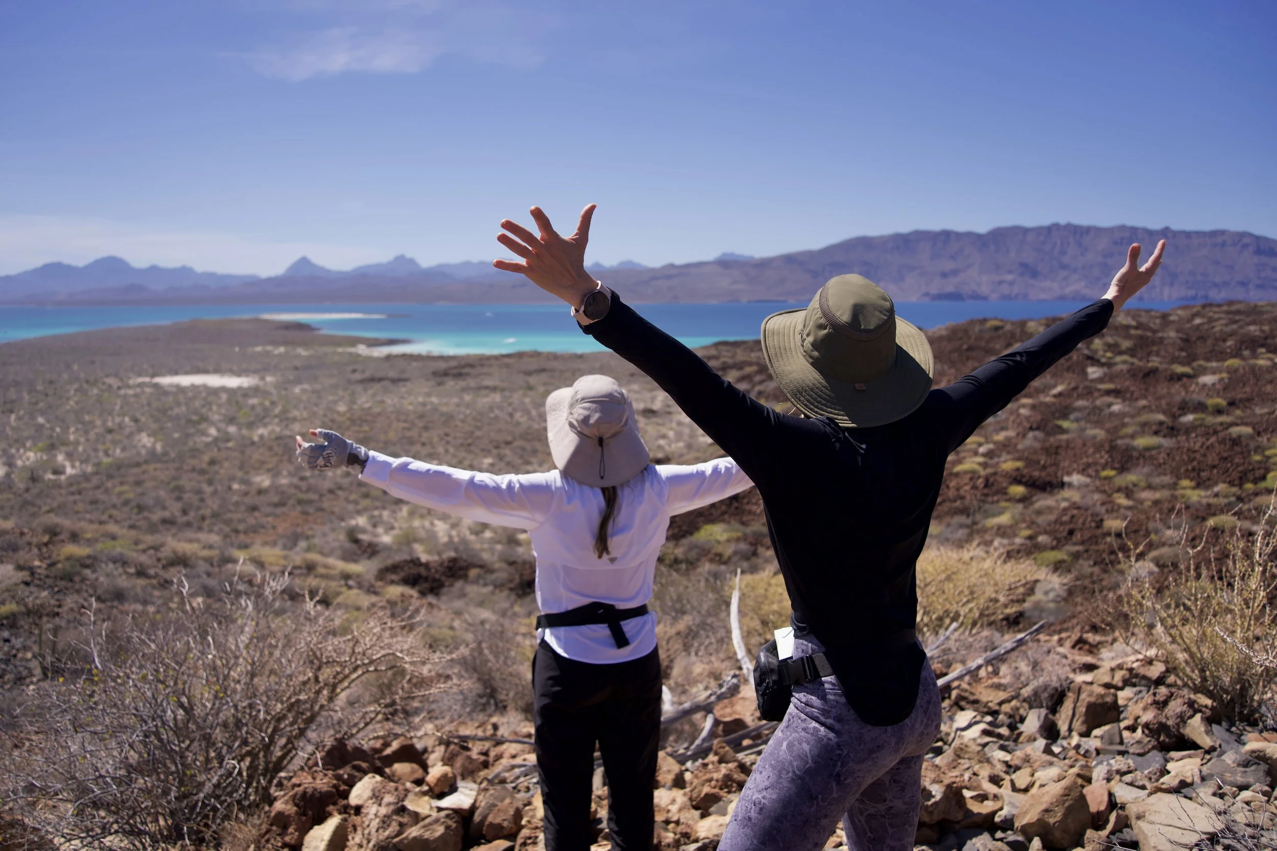 Vistas panorámicas del mar de Cortés y las islas circundantes desde la ruta de senderismo volcánica de la isla de Coronados, cerca de Loreto, en Baja California Sur.