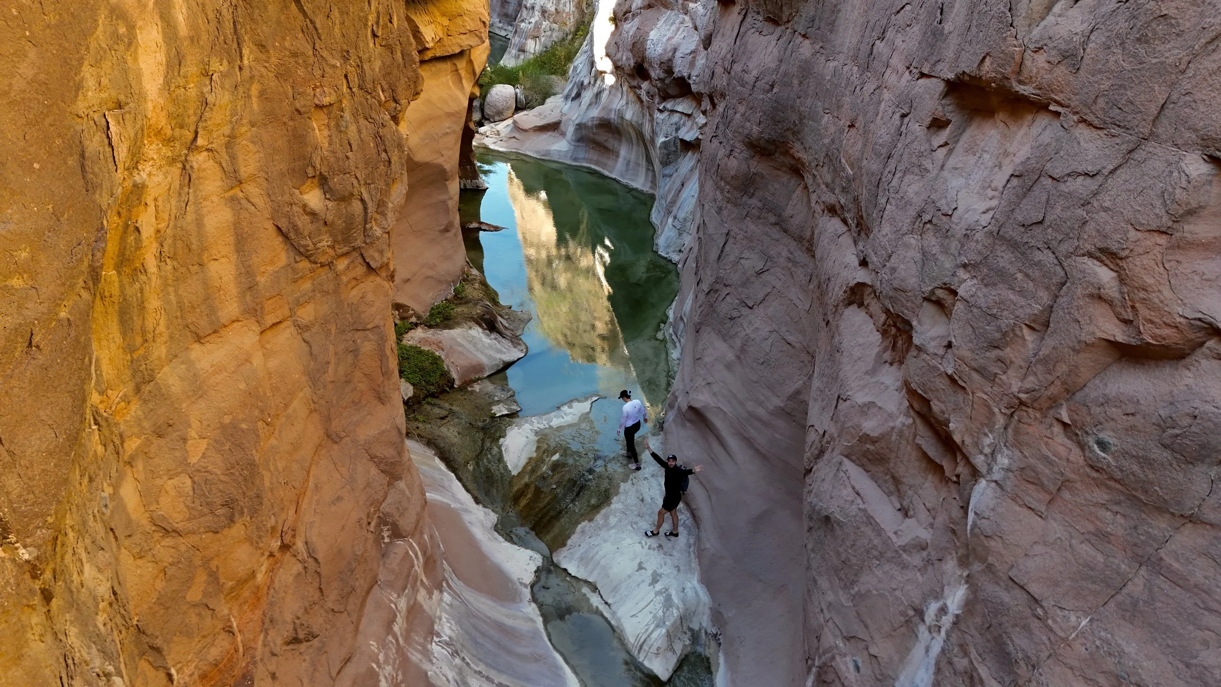 Expedición por el cañón guiada por expertos para explorar los escarpados paisajes desérticos de la Sierra de la Giganta con Baja Adventures en Loreto, Baja California Sur, México.