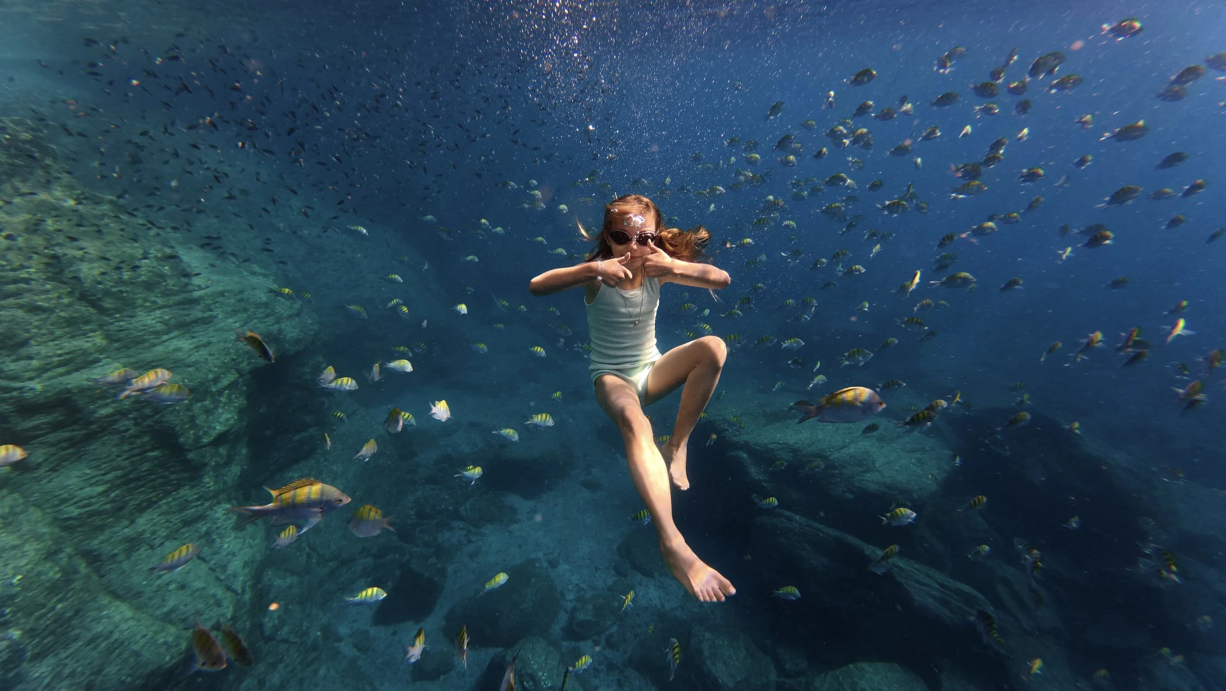 Un niño practica snorkel en las aguas turquesas de la isla Coronados, disfrutando de una aventura marina en familia en el Parque Nacional de la Bahía de Loreto, en Baja California del Sur, México.
