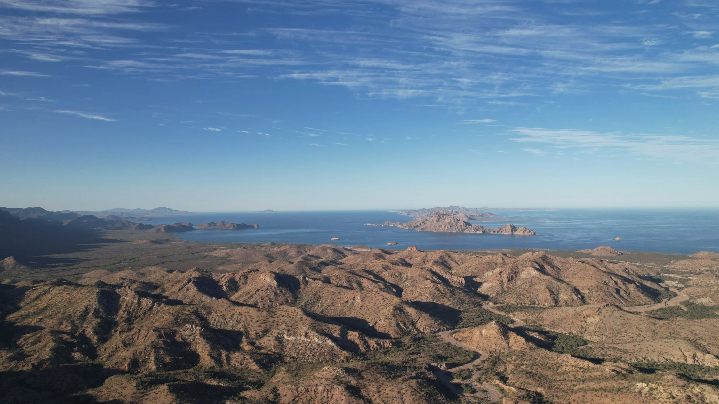 Vistas panorámicas desde la Sierra de la Giganta, con vistas al Golfo de California, durante una excursión de senderismo en Loreto, Baja California Sur, México.