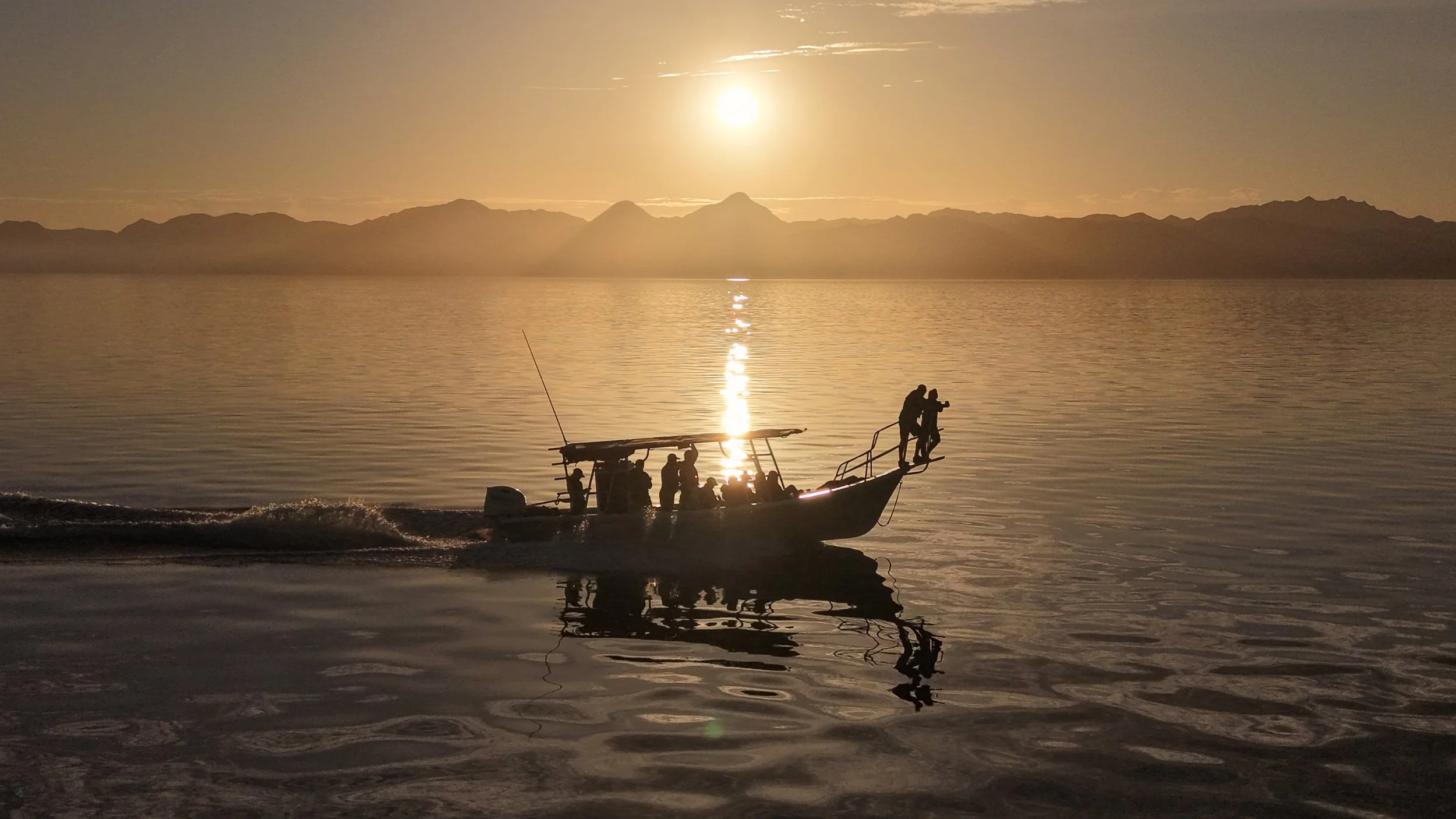 Barco de expedición de Baja Adventures explorando las islas y los paisajes costeros del Parque Nacional de la Bahía de Loreto durante una excursión guiada para observar la fauna marina en el Golfo de California, México.