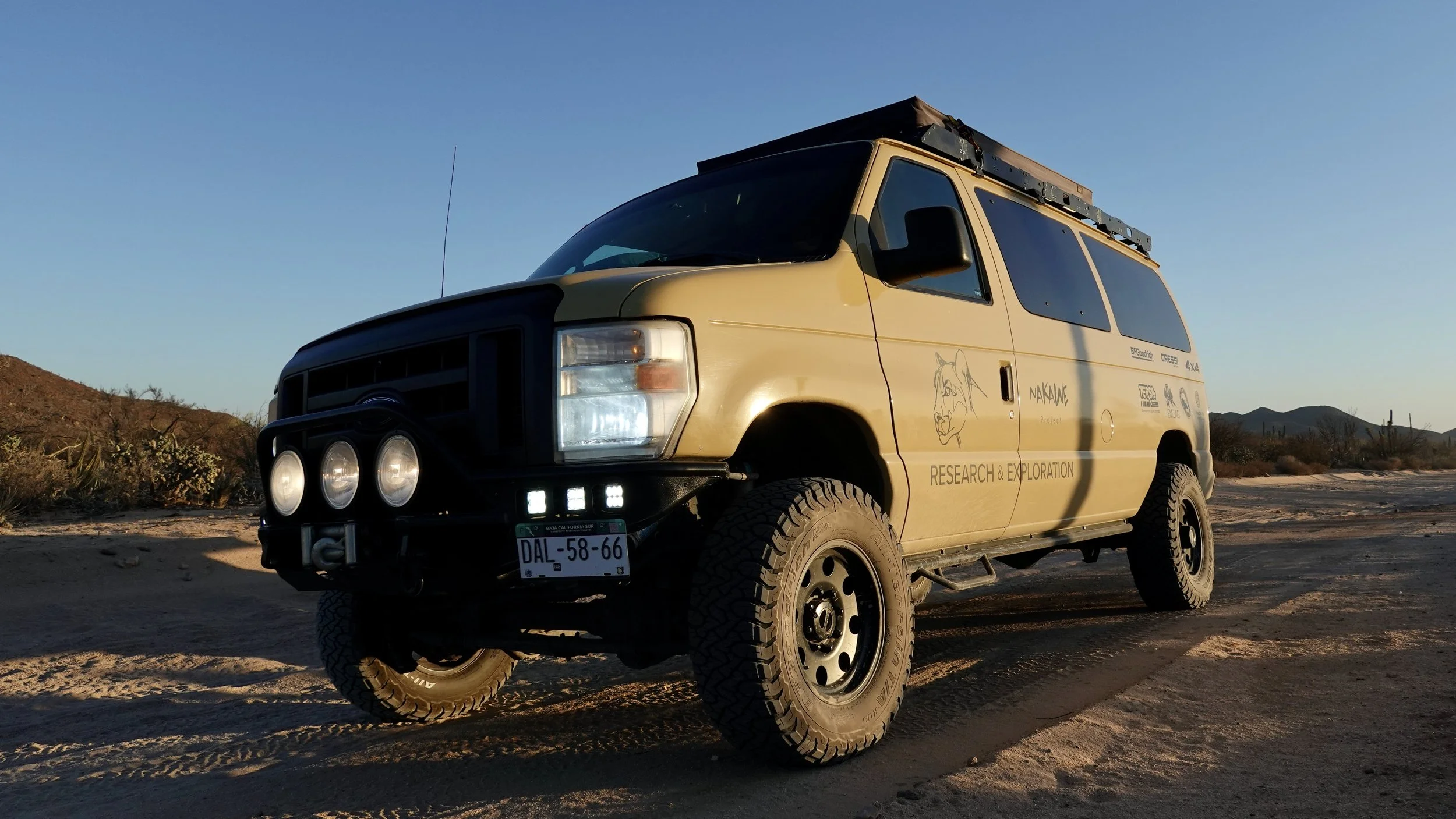 Furgoneta de expedición 4x4 de Baja Adventures en la Sierra de la Giganta, Loreto, Baja California del Sur, utilizada para excursiones guiadas por cañones y aventuras terrestres