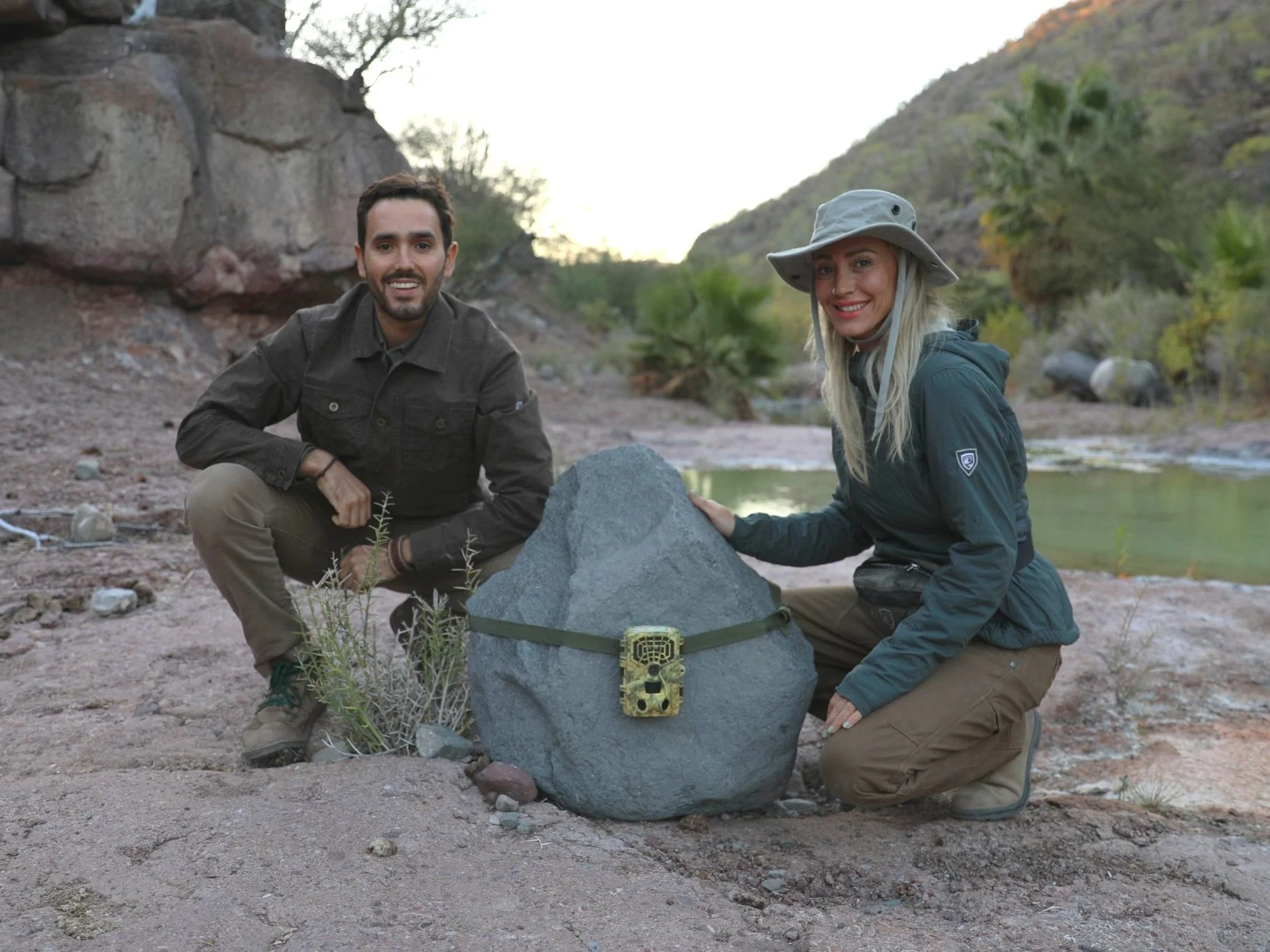 Los participantes en una actividad educativa con cámaras trampa en la Sierra de la Giganta, cerca de Loreto (Baja California Sur), aprenden sobre la conservación de la fauna silvestre, la ciencia ciudadana y el turismo regenerativo de la mano de Baja Adventures.