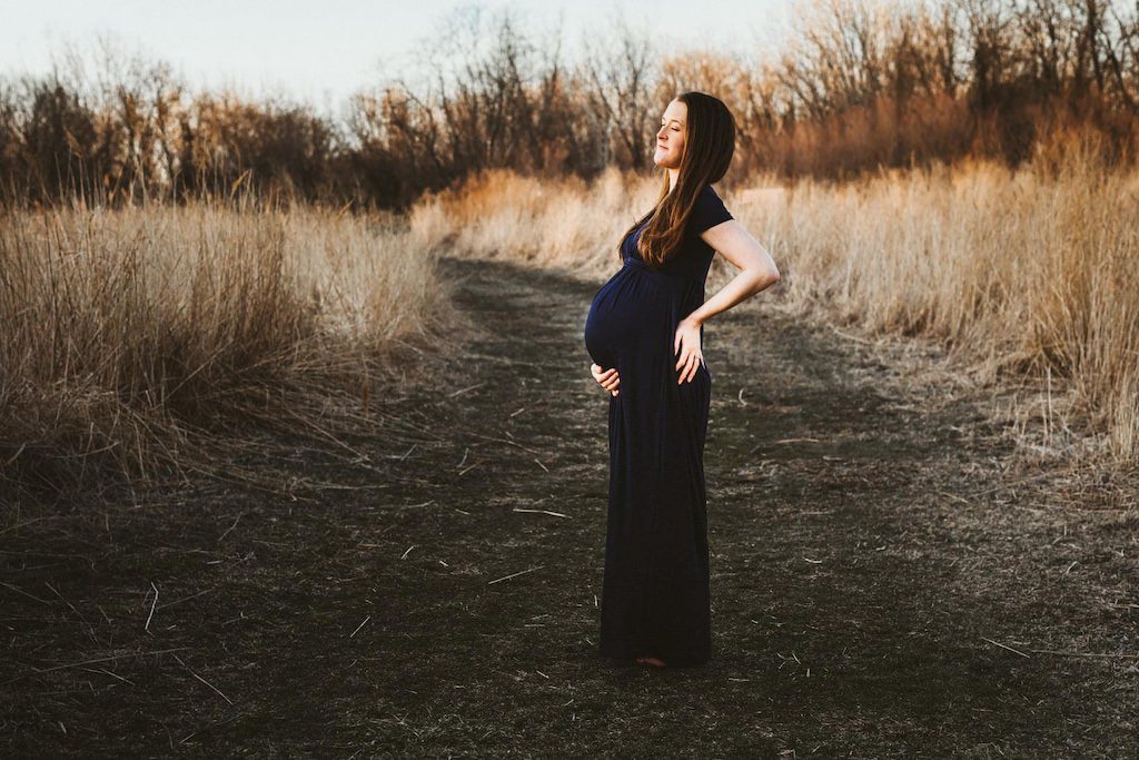 Maternity session in Lakefront Nature Preserve in Cleveland, Ohio during spring season. 