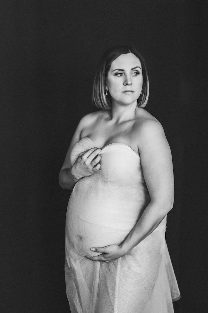 Modern and minimalist maternity shoot in Cleveland, Ohio. 