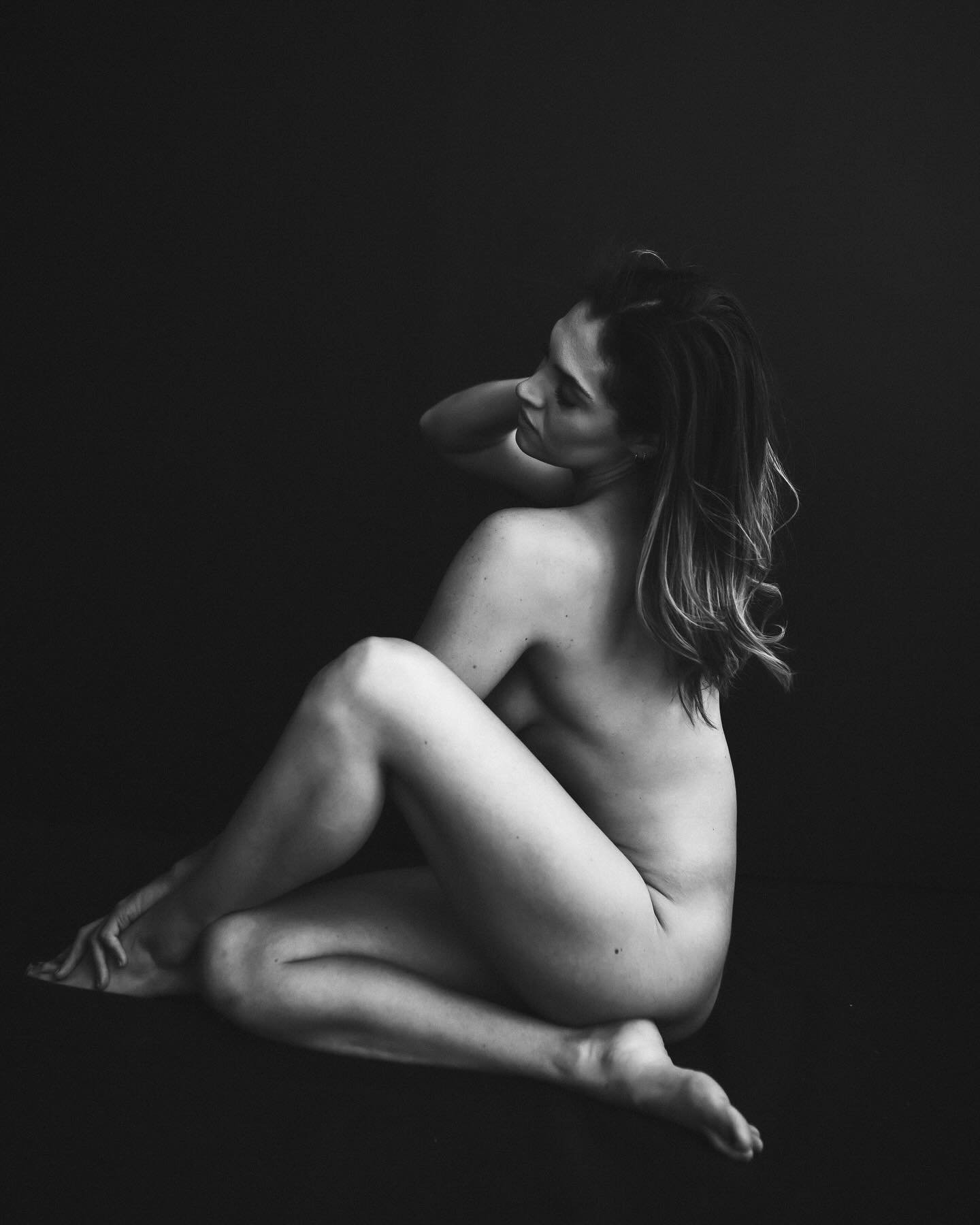 Nudes are a favorite of my clients! Yes, it's vulnerable, daring but isn't that when life really gets FUN!!?? when you step out of your comfort zone, you grow on many levels 🖤
.
&ldquo;Whenever there is light, one can photograph&rdquo; ~ Alfred Stie
