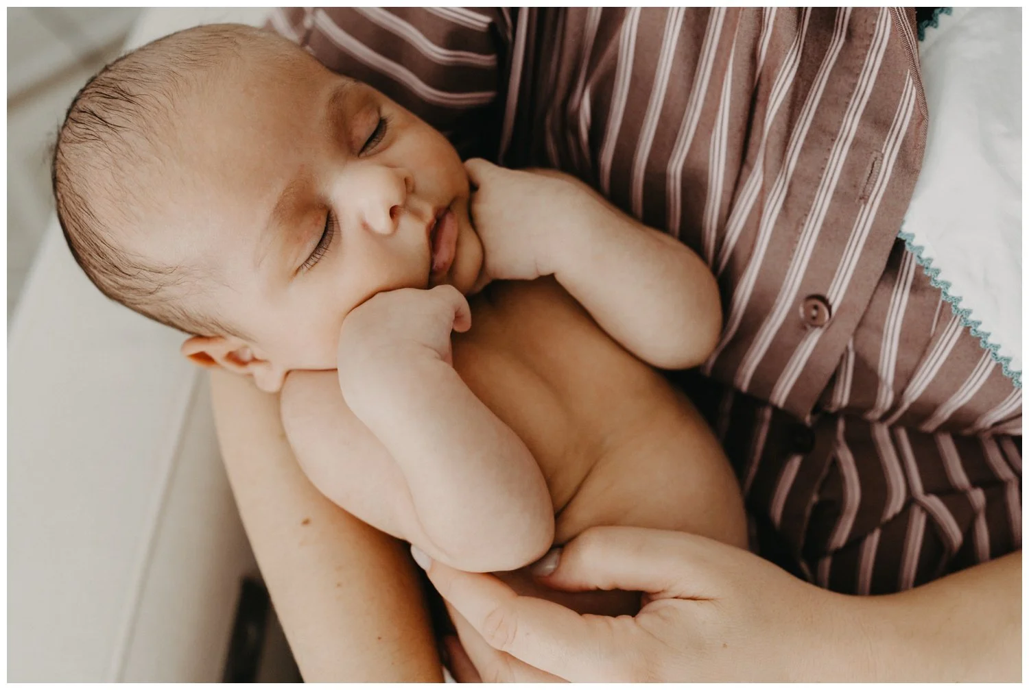 Newborn photographer in Cleveland, Ohio Lifestyle 