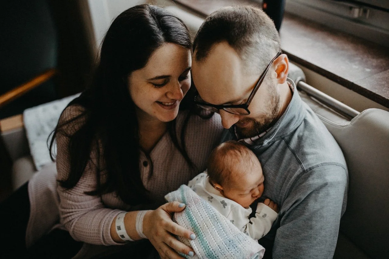 Parents admiring their newborn during a natural Fresh 48 session at a Cleveland hospital