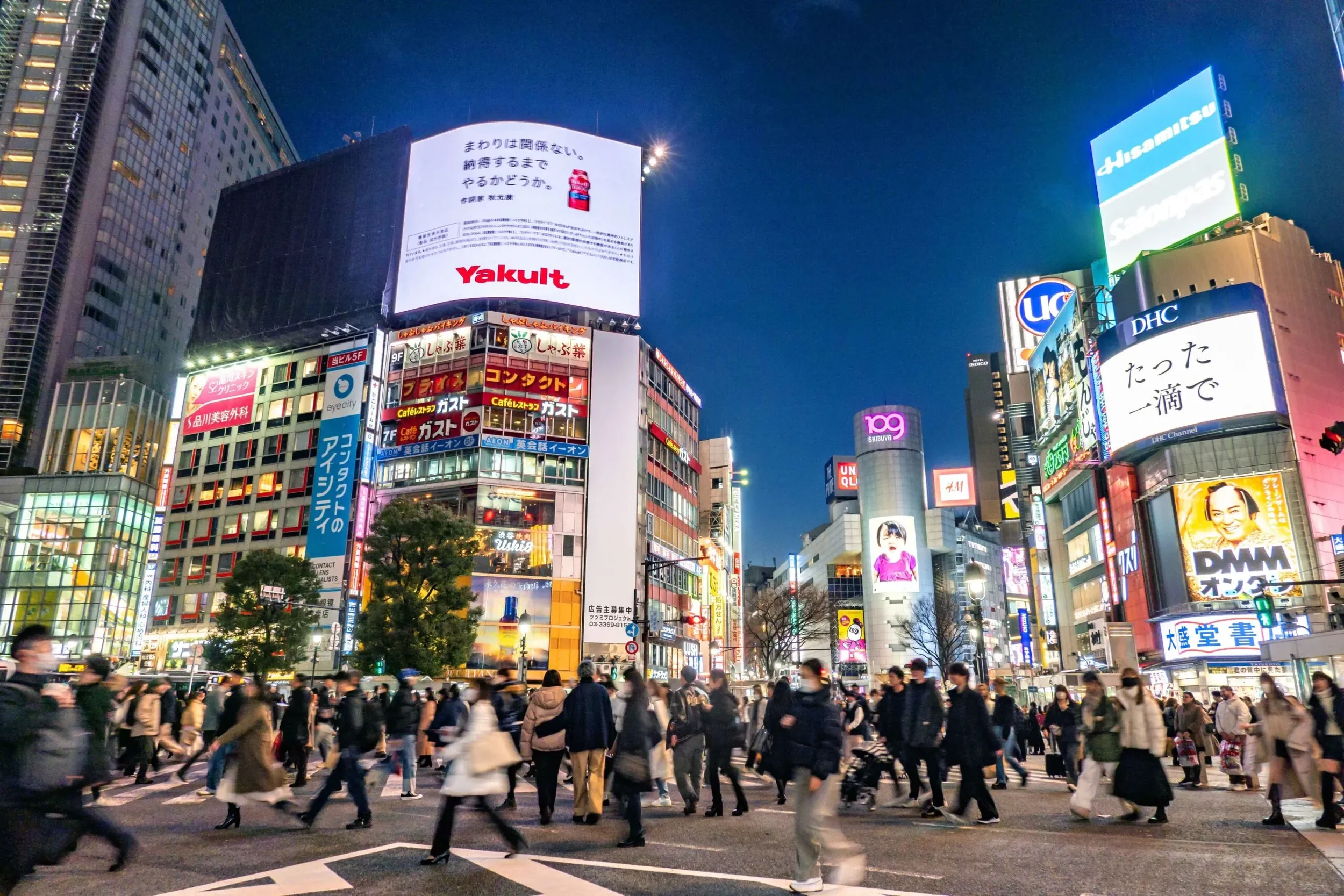 Crowds-of-people-at-a-busy-crossing-in-Shinjuku-at-twilight-in-Tokyo-scaled.webp