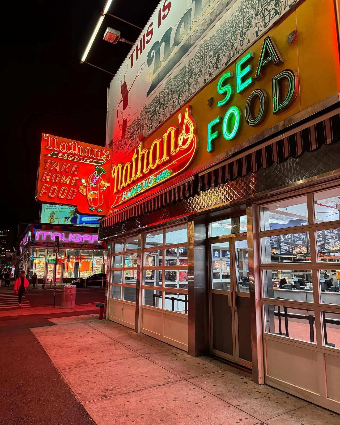 When in Coney Island, it's a crime not to savor the iconic Nathan's hot dogs! 🌭🎡
Pro tip: Enjoy them by the boardwalk for the full experience. 🏖️🌟
#NYCEats #ConeyIsland #HotDogHeaven #BespokeBites