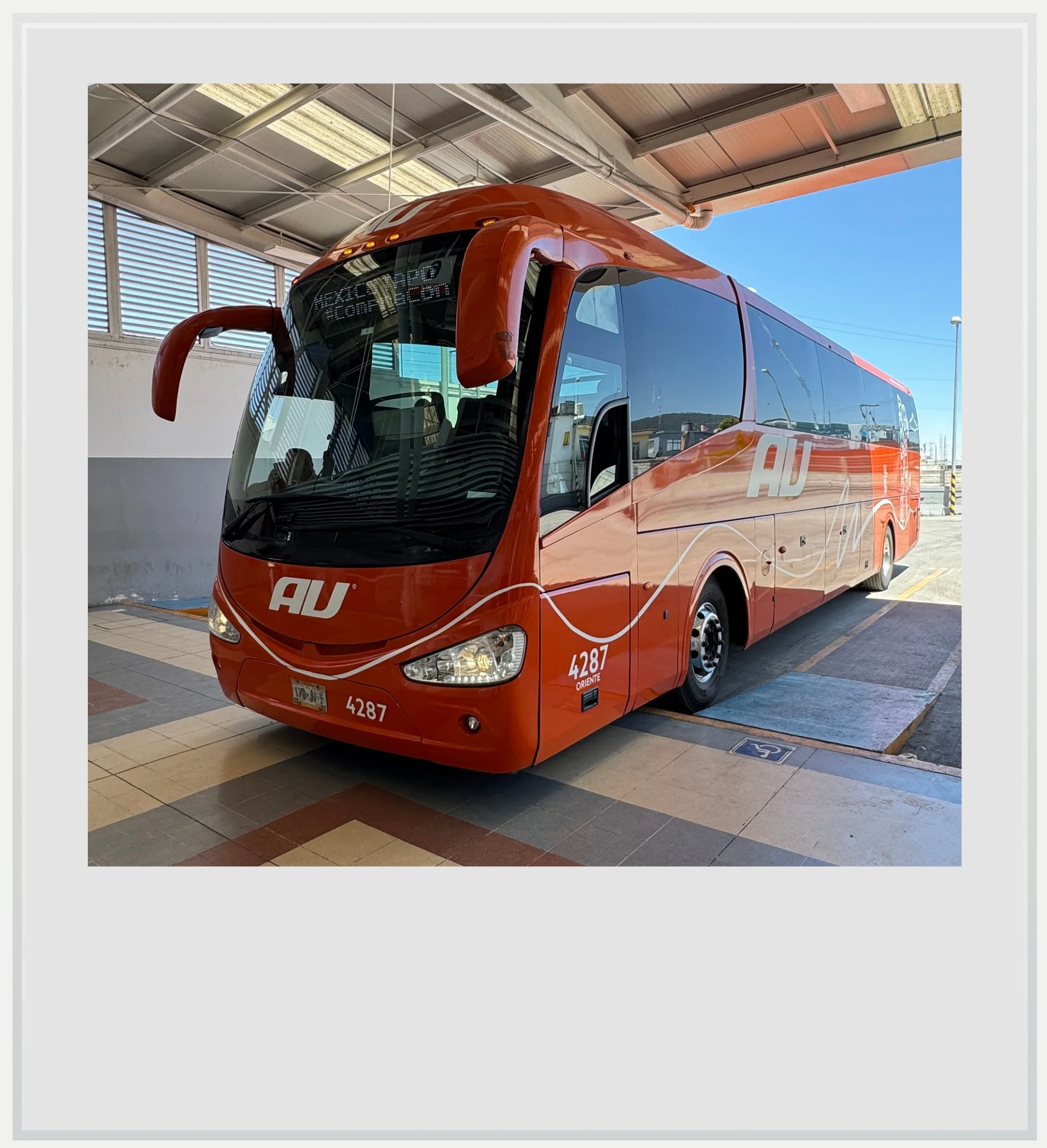An AU bus sporting the new livery in Zaragoza, Puebla, Mexico.