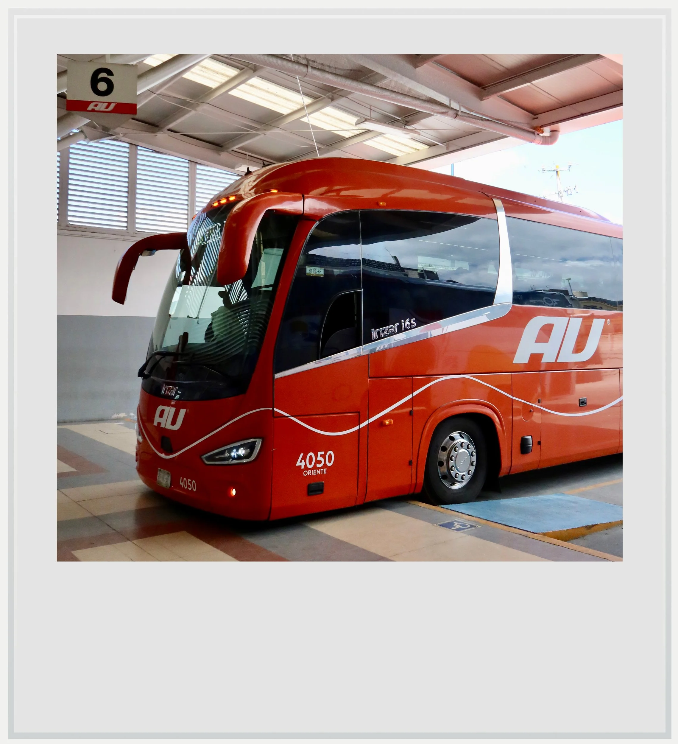 An AU bus in the new livery calling at Zaragoza, Puebla, Mexico.